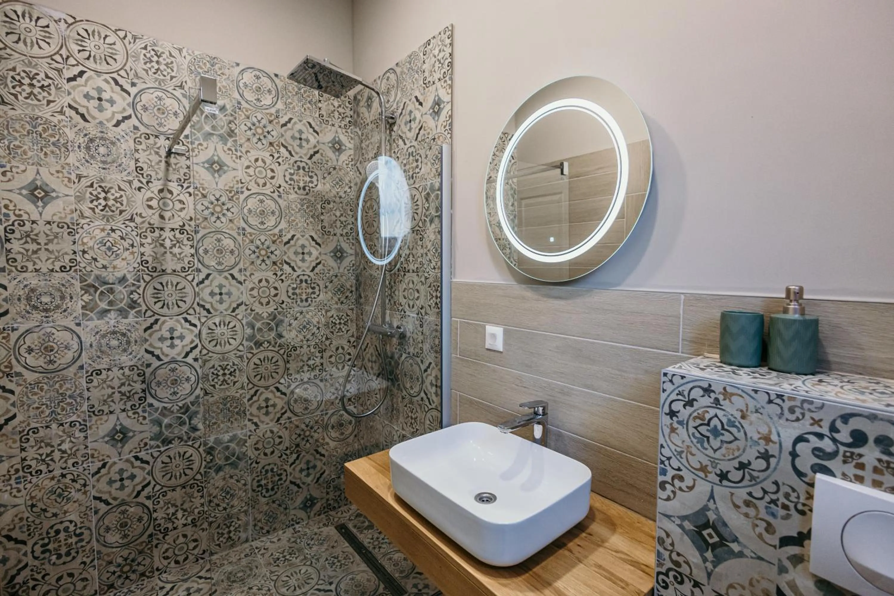 Shower in Pansion "Fawlty Towers" Sarajevo