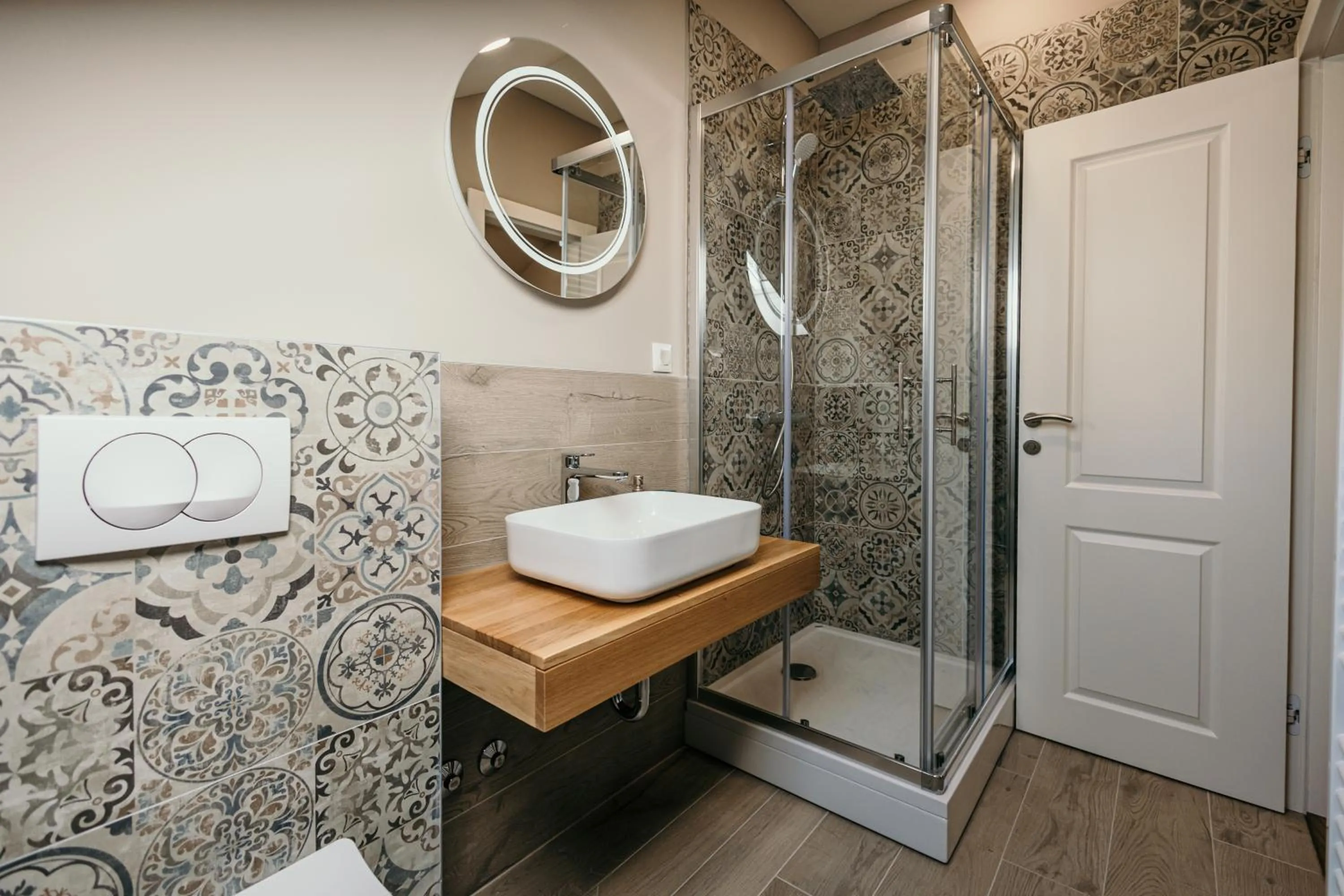 Shower in Pansion "Fawlty Towers" Sarajevo