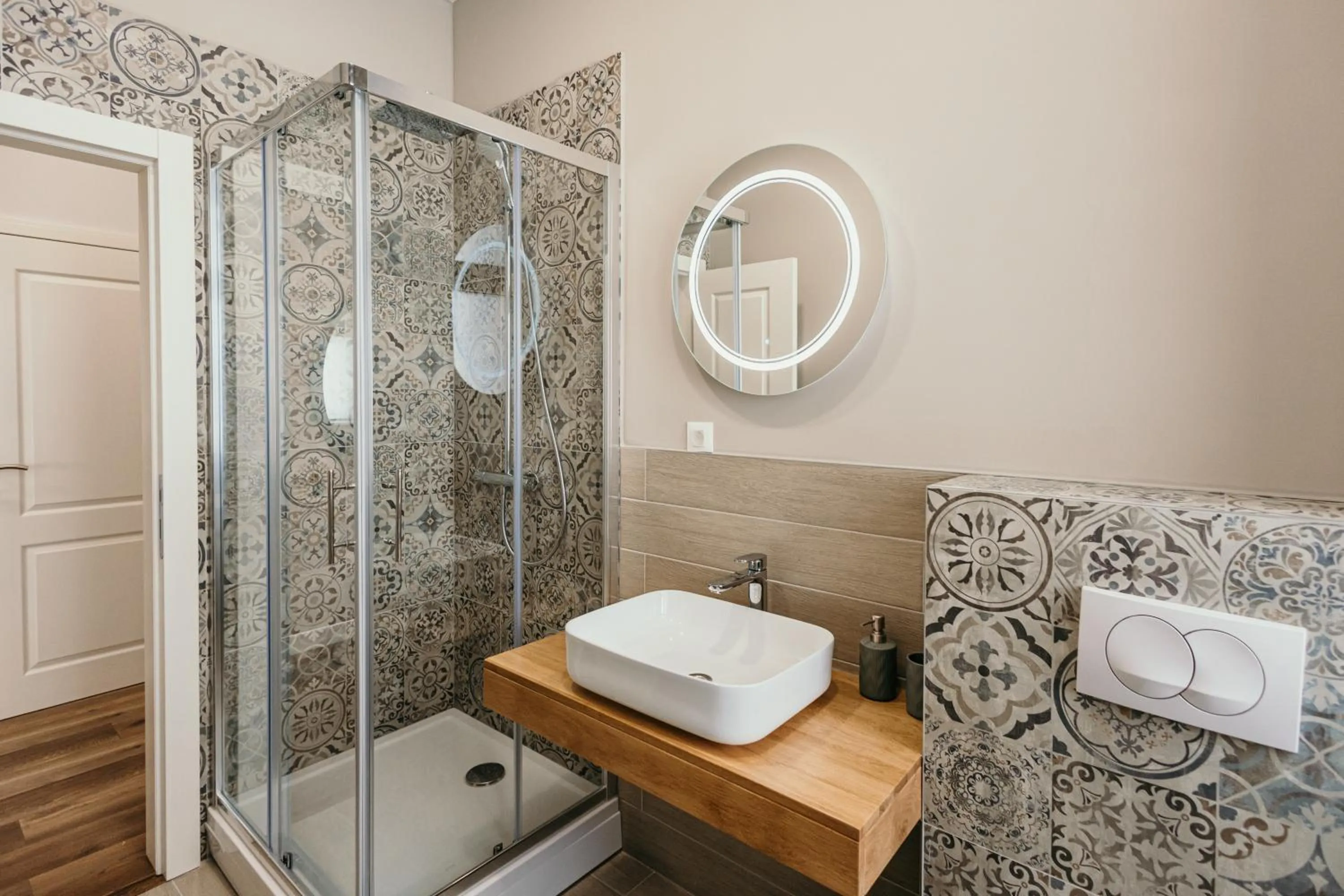 Shower in Pansion "Fawlty Towers" Sarajevo