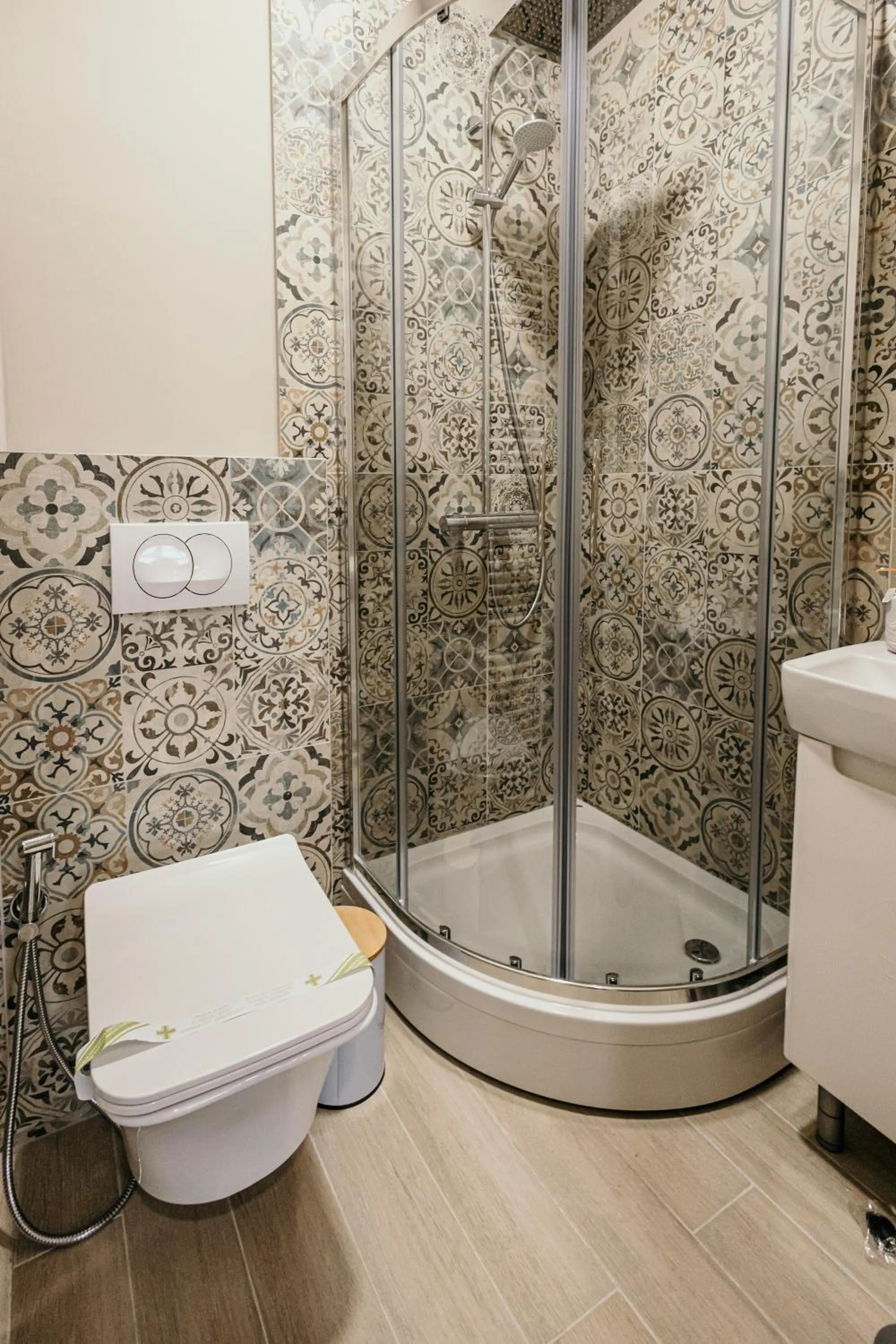 Shower in Pansion "Fawlty Towers" Sarajevo