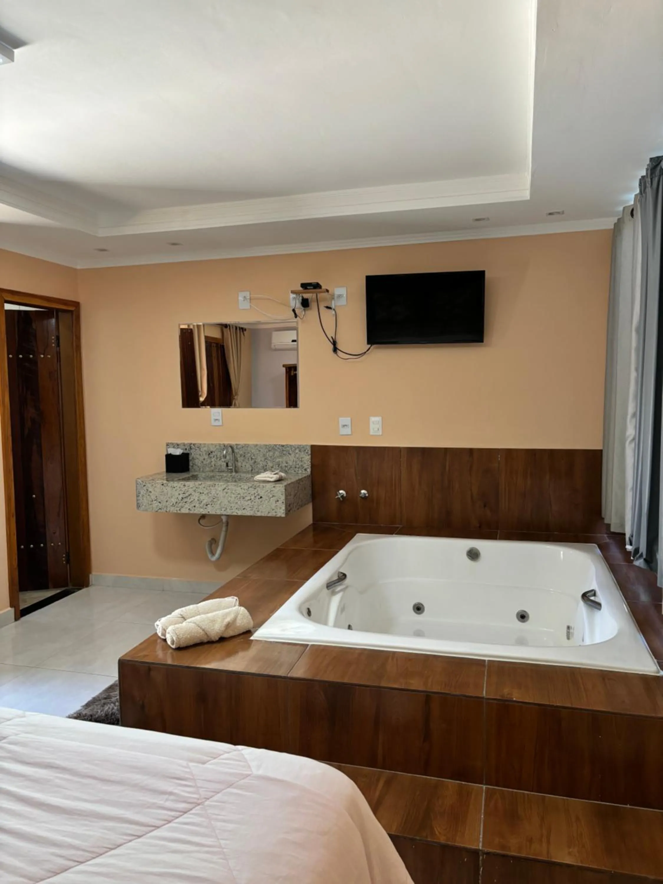 Hot Tub, Bed in Pousada Cascata de Pedra