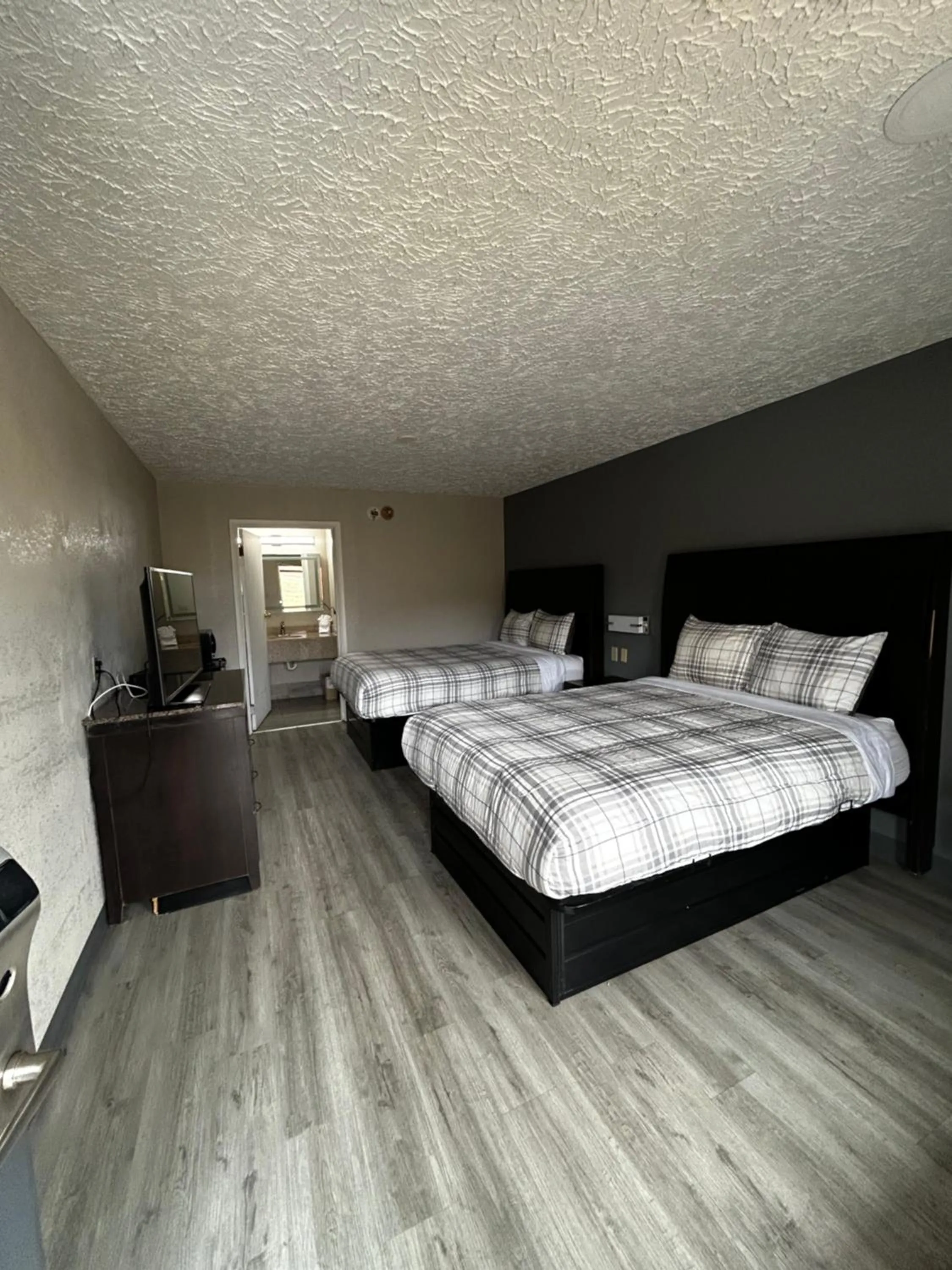 Photo of the whole room, Bed in Regal Inn Guntersville Hwy 431