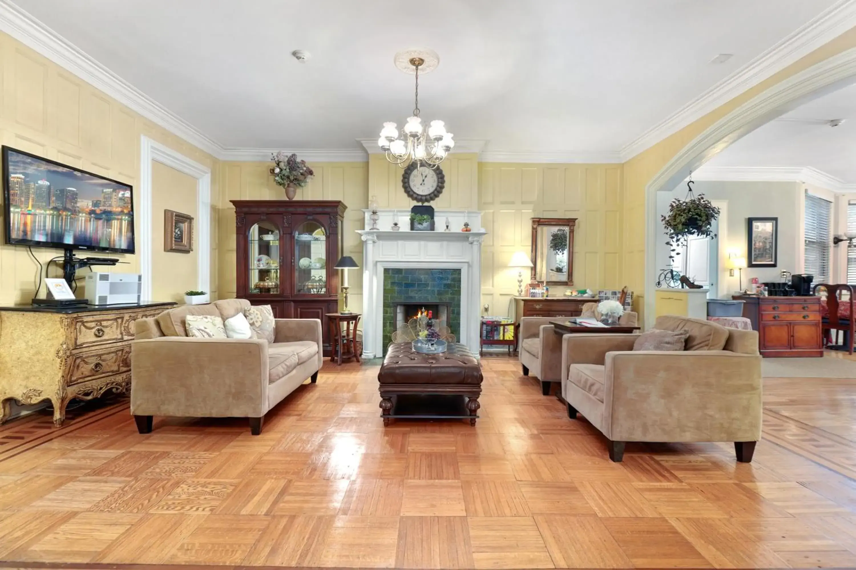 Living room in DeBary Inn Living room in DeBary Inn