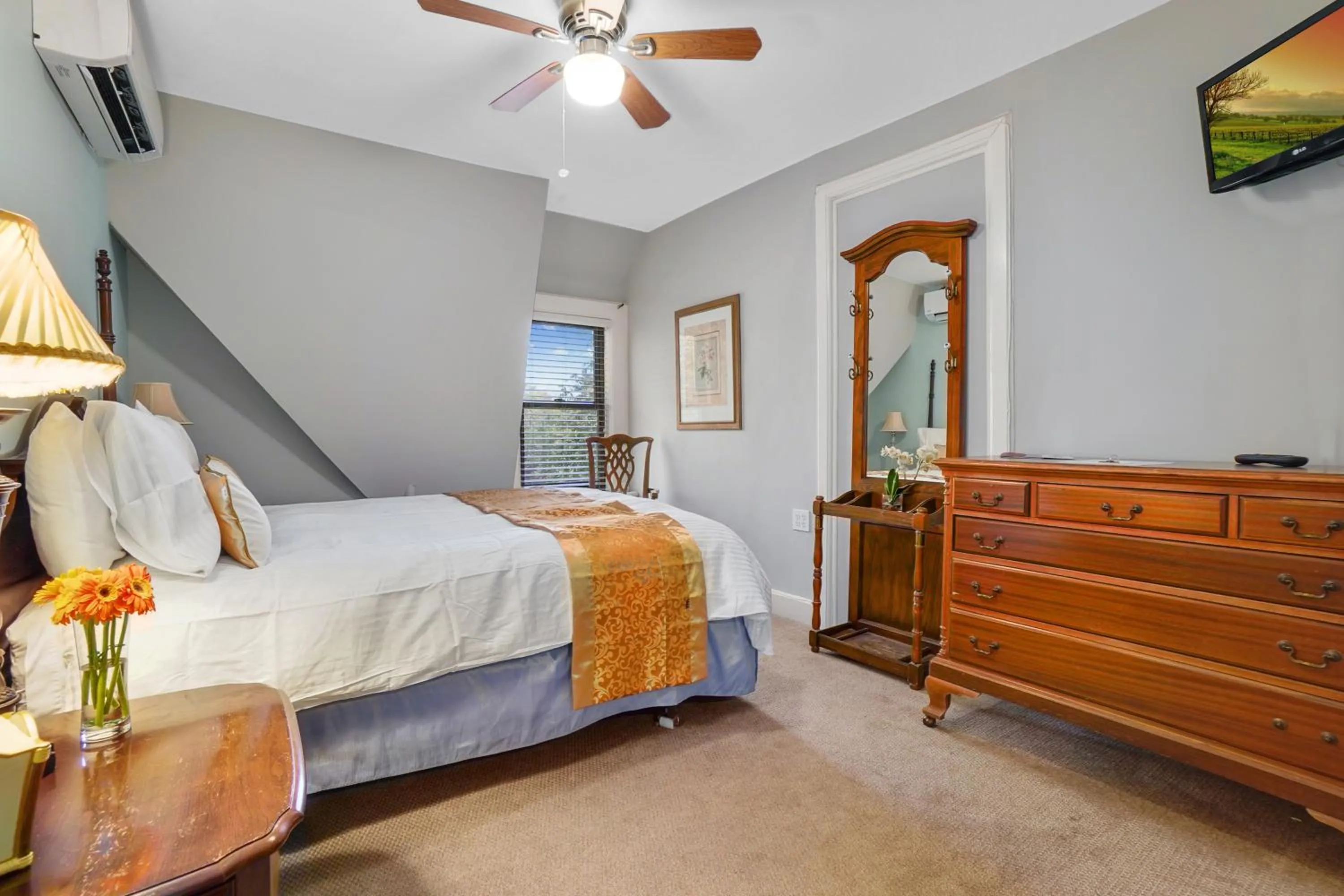 Photo of the whole room, Bed in DeBary Inn