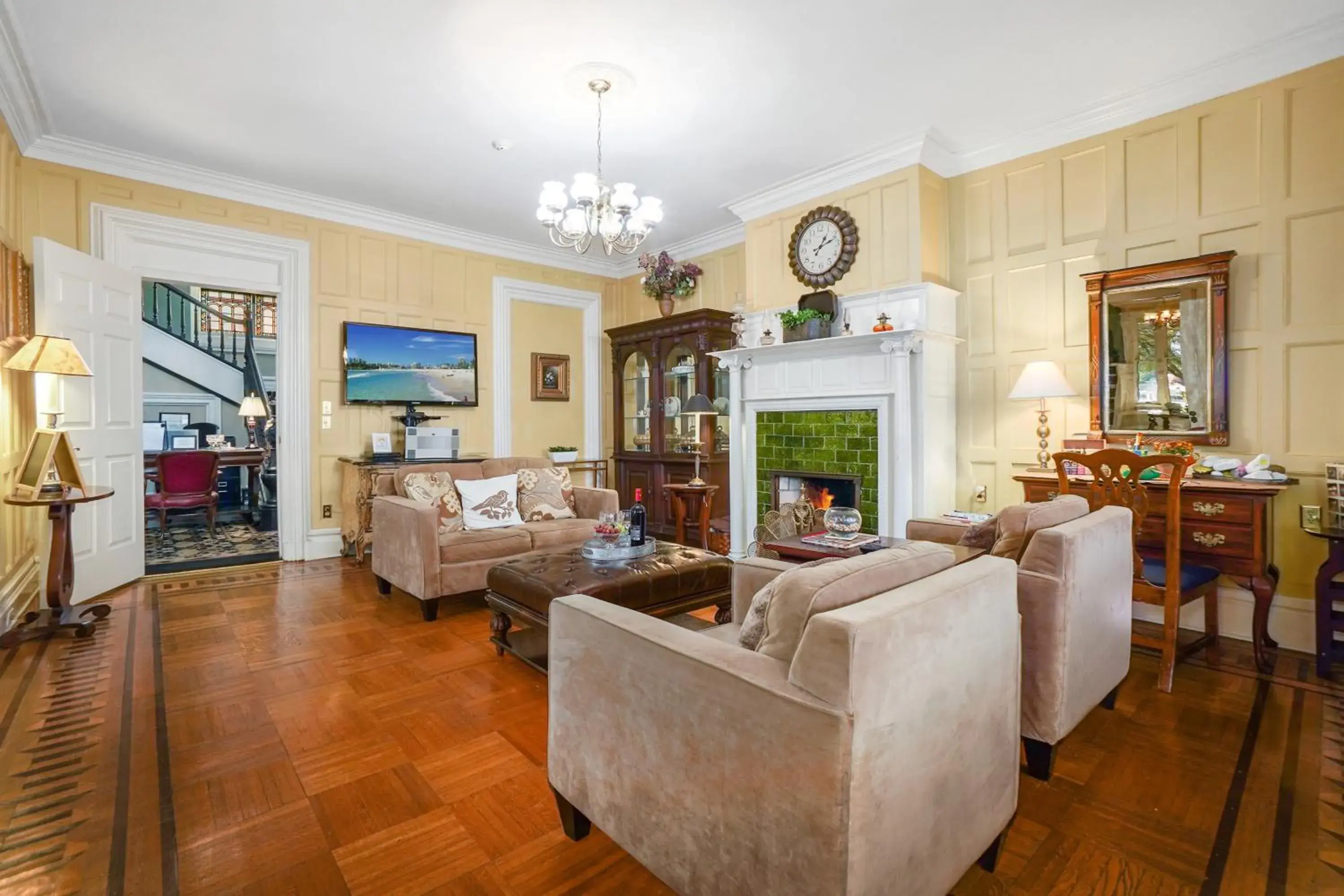 Living room in DeBary Inn Living room in DeBary Inn