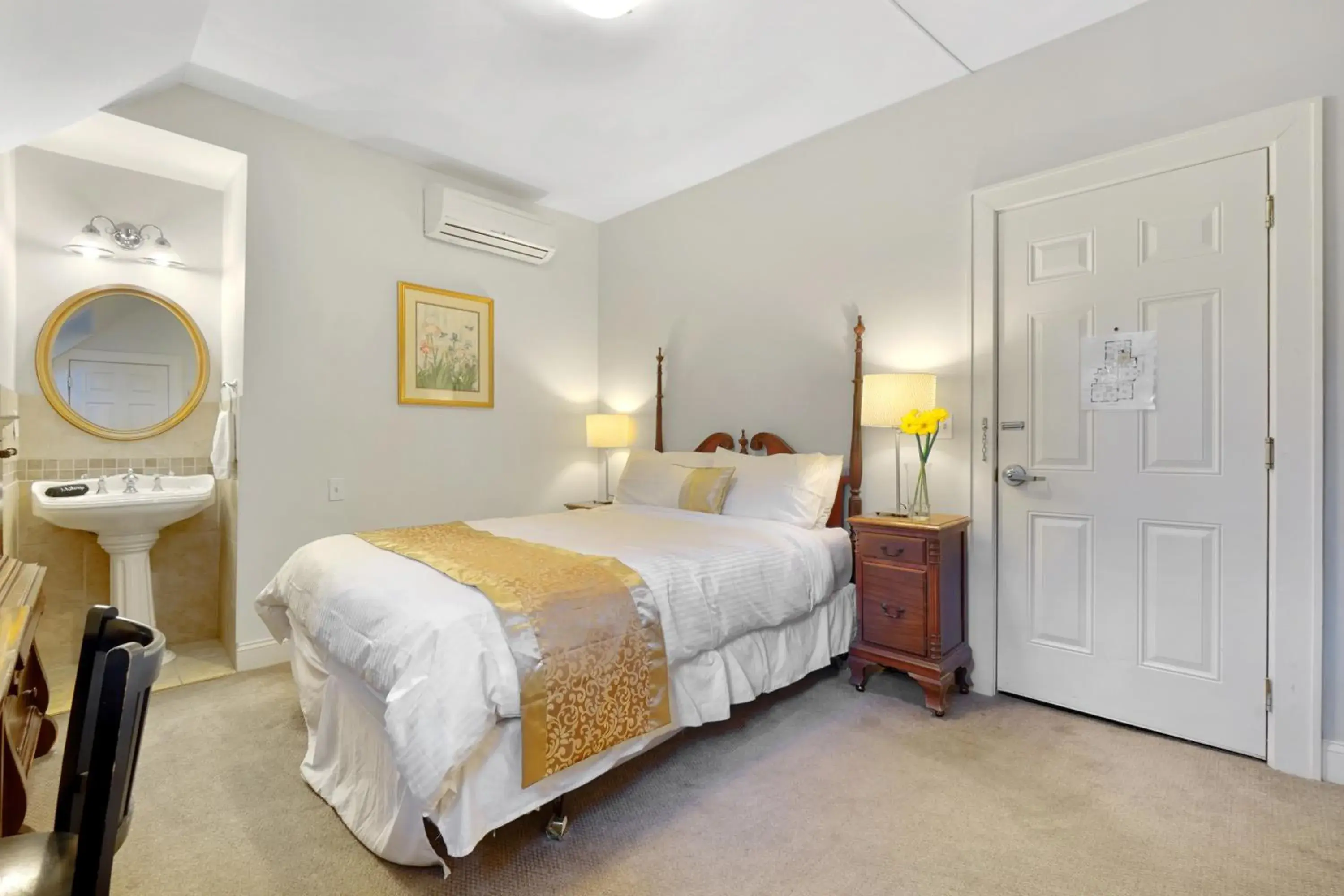 Queen Room in DeBary Inn Queen Room in DeBary Inn