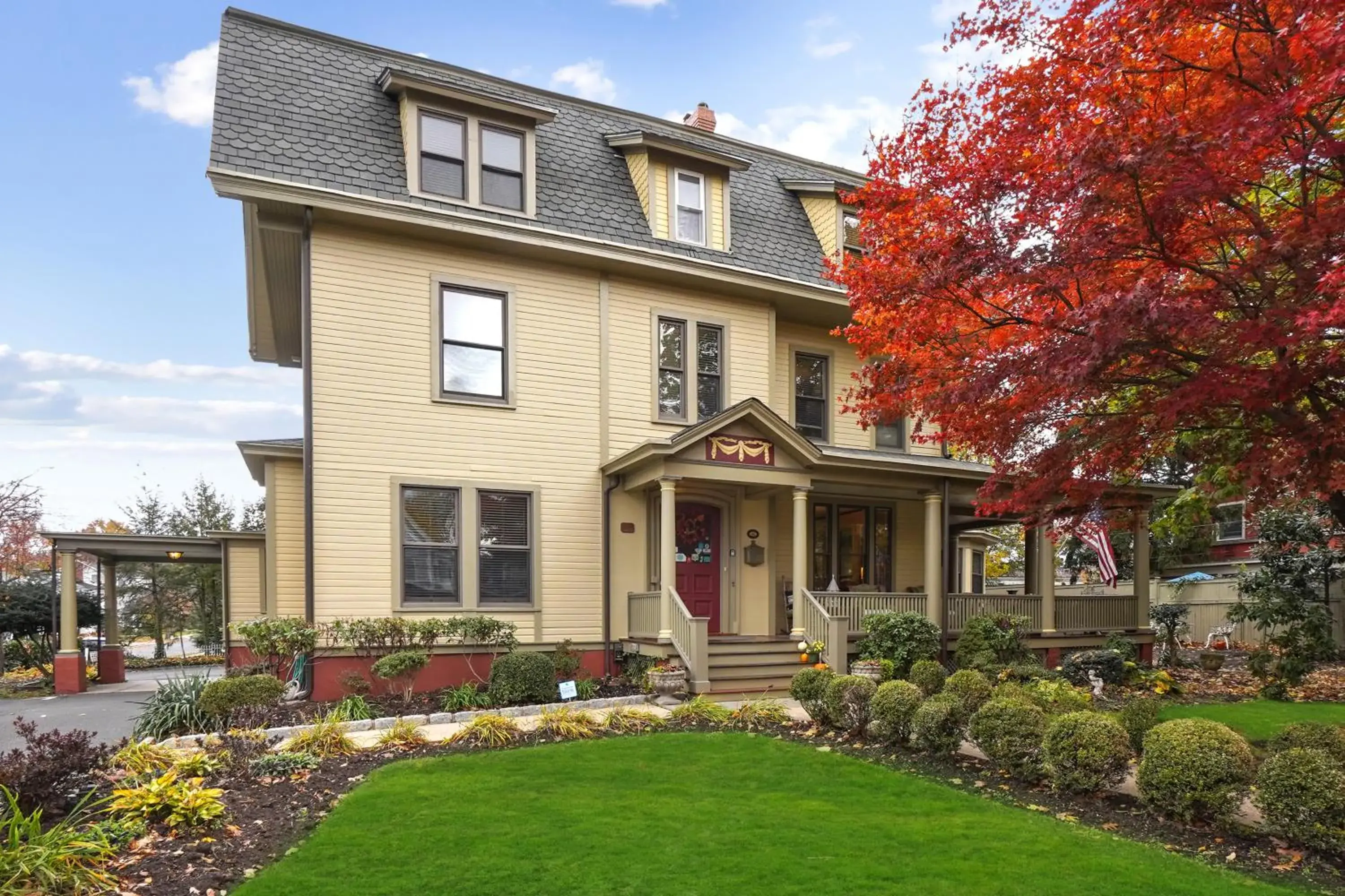 Property building in DeBary Inn Property building in DeBary Inn