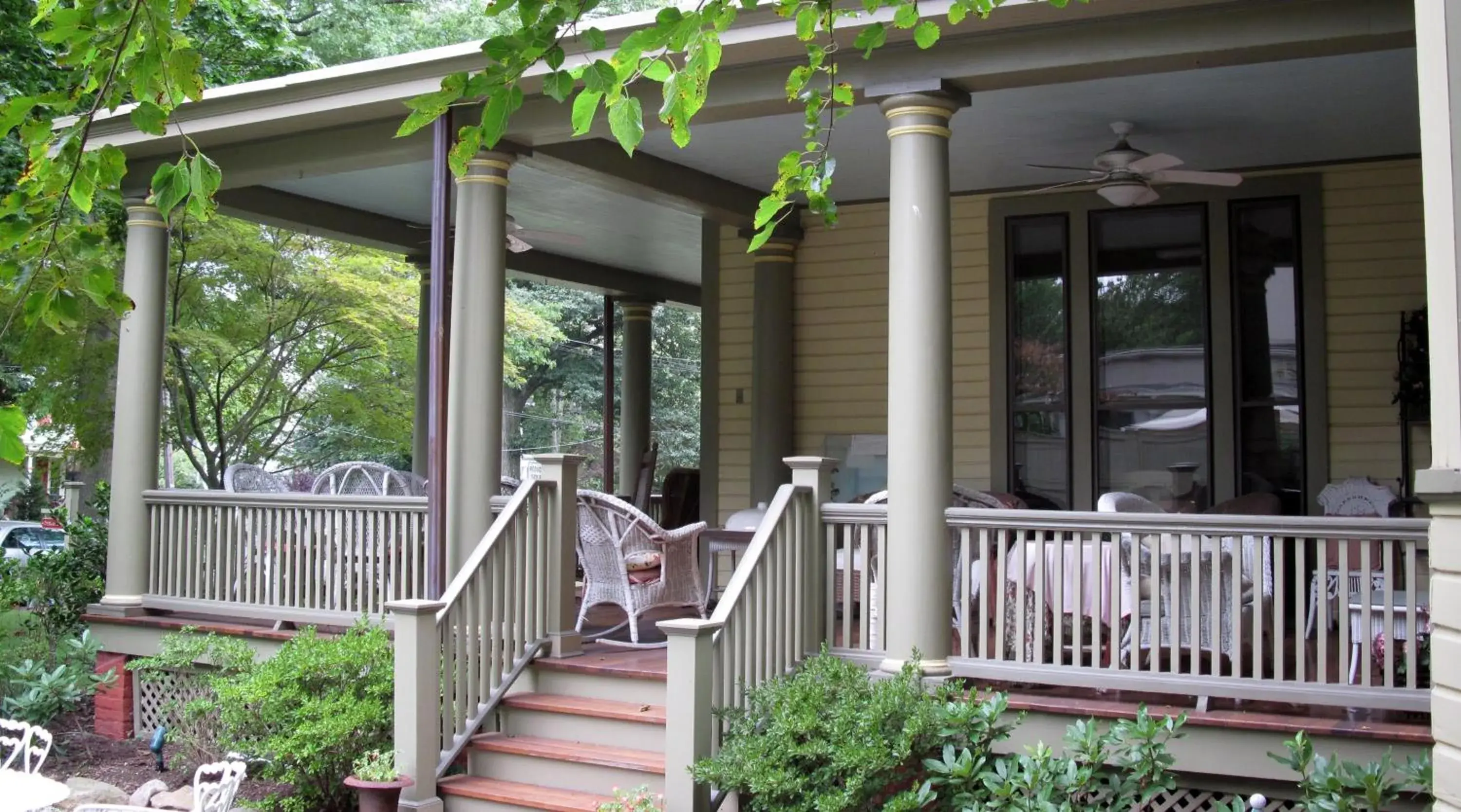 Facade/entrance in DeBary Inn Facade/entrance in DeBary Inn