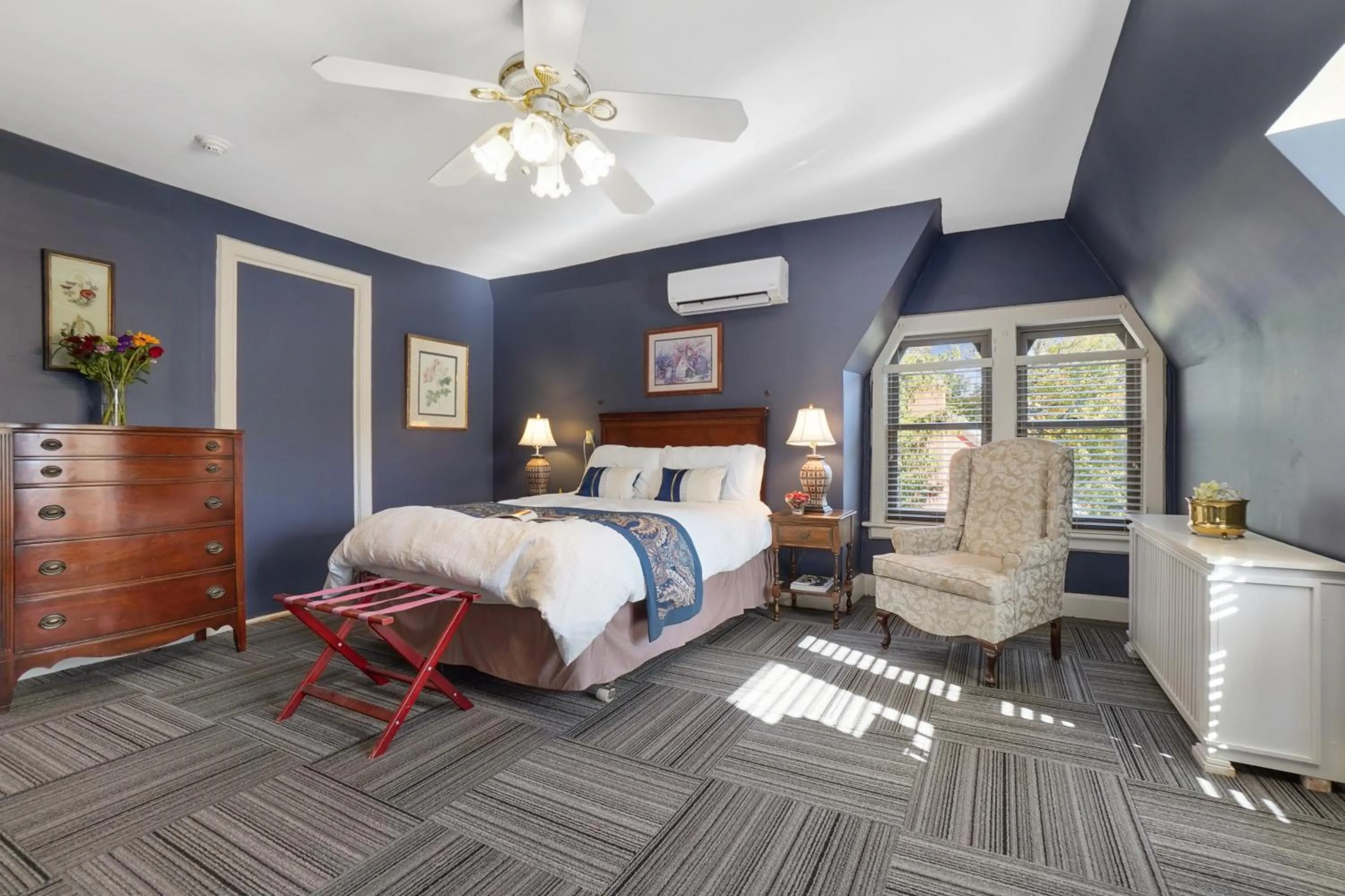 Photo of the whole room, Bed in DeBary Inn