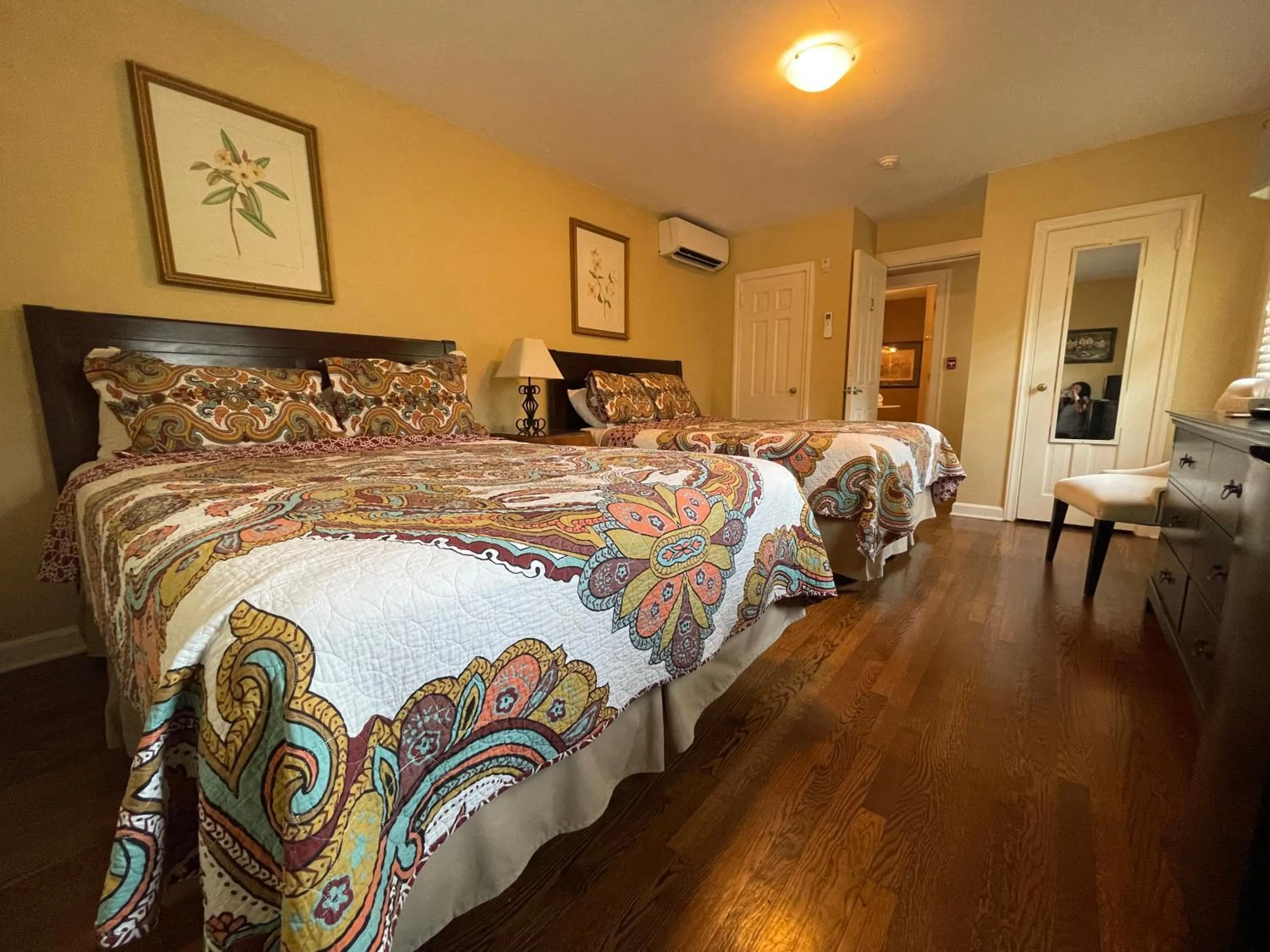 Bedroom, Bed in DeBary Inn