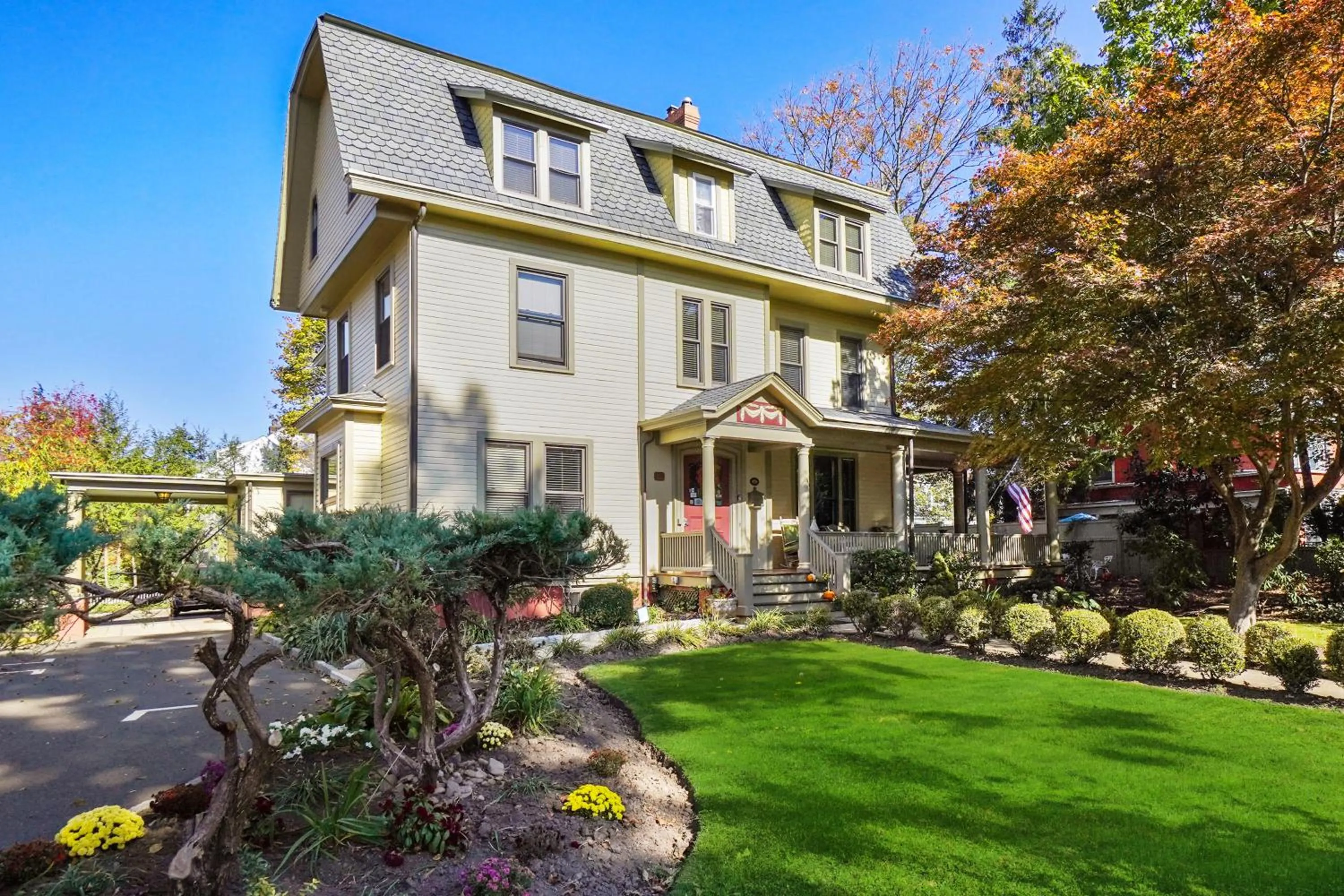 Property building in DeBary Inn
