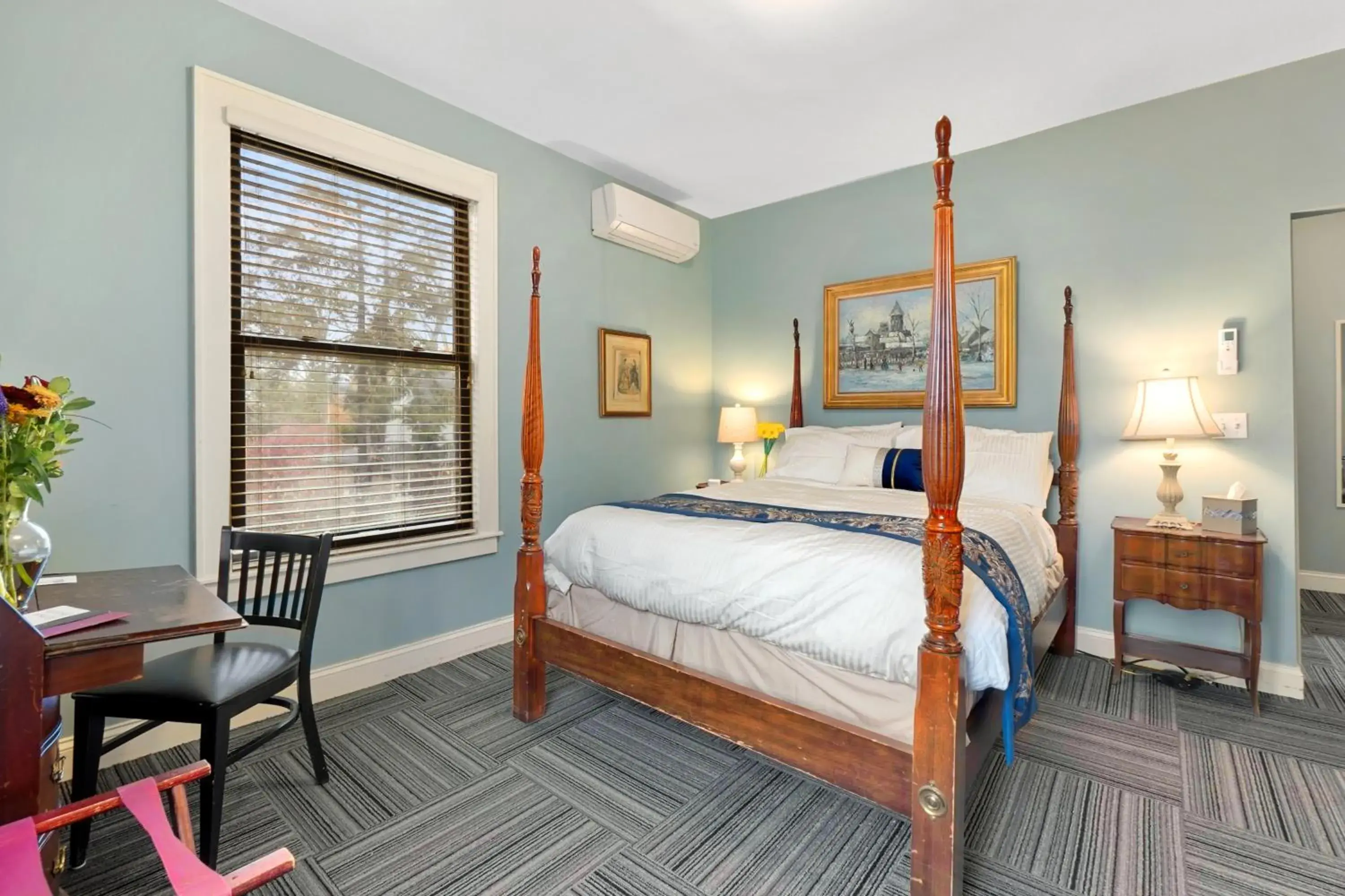 Business Queen Room in DeBary Inn Business Queen Room in DeBary Inn