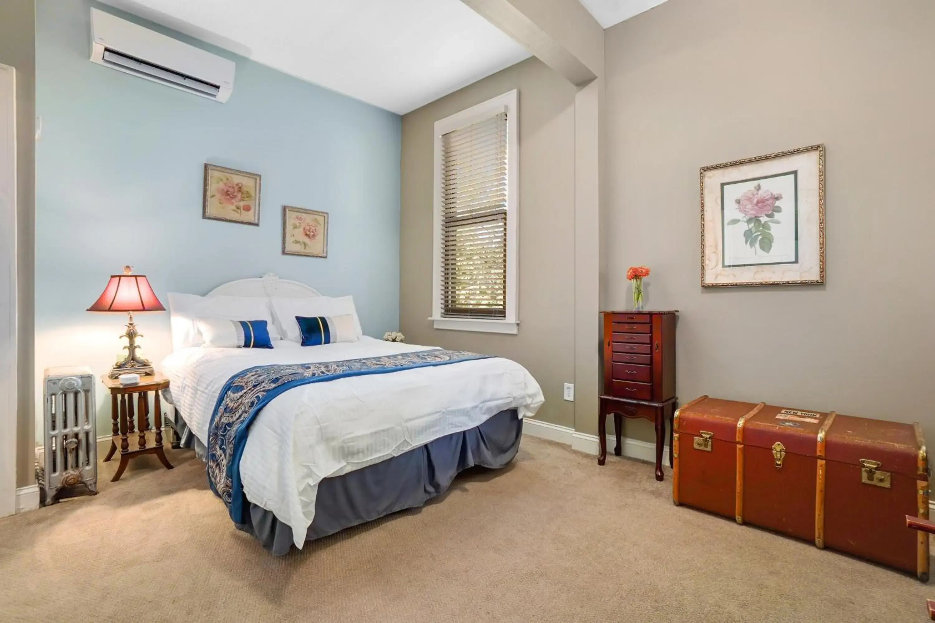 Classic Queen Room in DeBary Inn Classic Queen Room in DeBary Inn