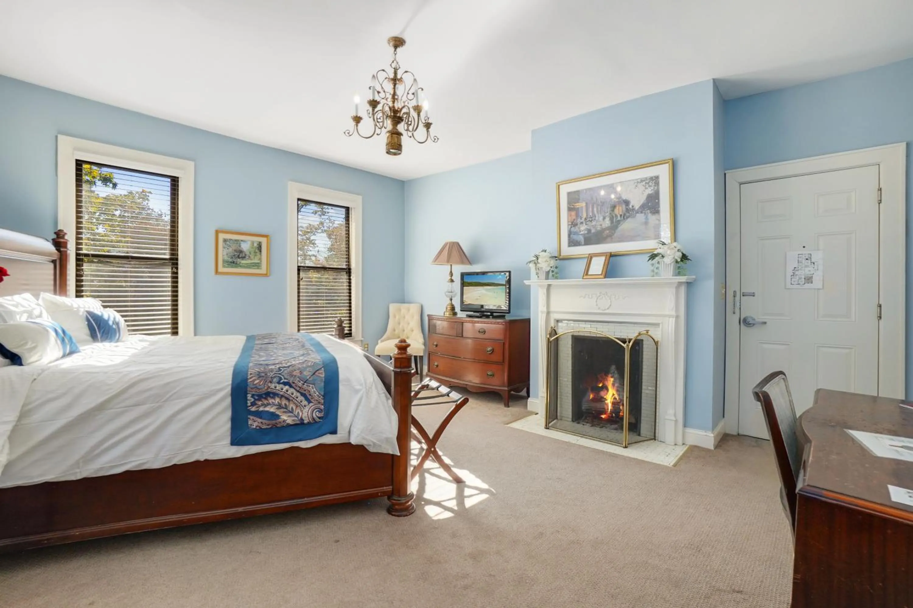 Photo of the whole room, Bed in DeBary Inn