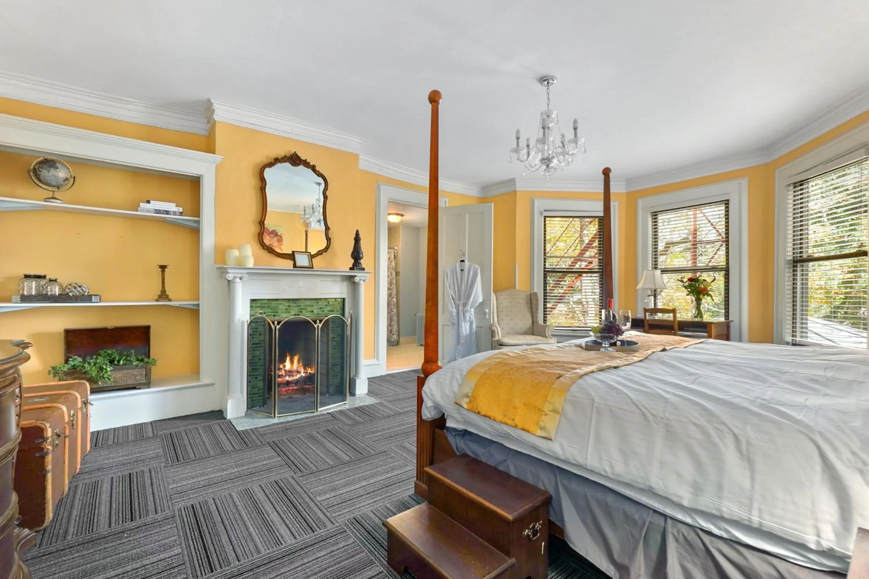 Photo of the whole room, Bed in DeBary Inn