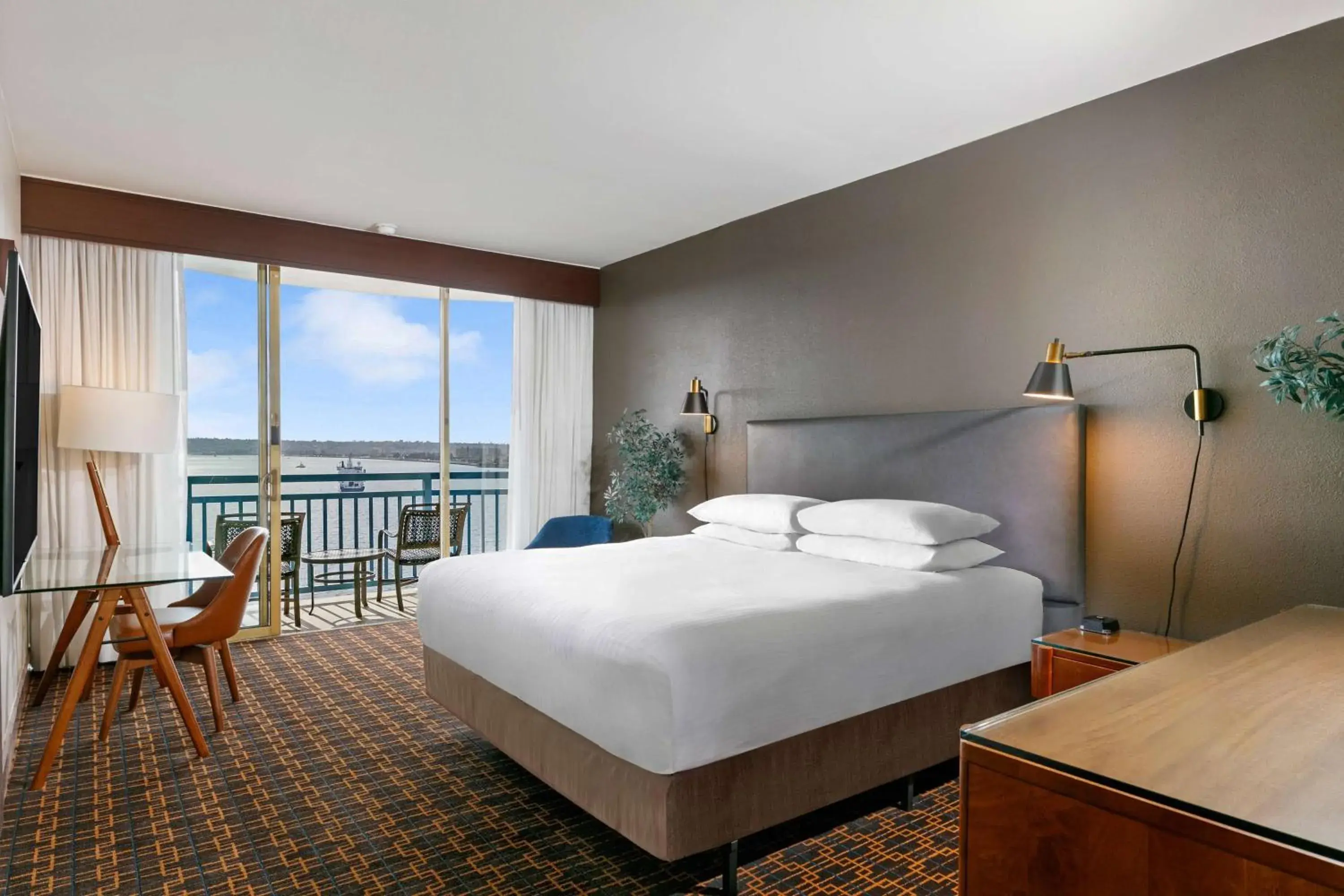 Photo of the whole room, Bed in Wyndham San Diego Bayside Photo of the whole room, Bed in Wyndham San Diego Bayside