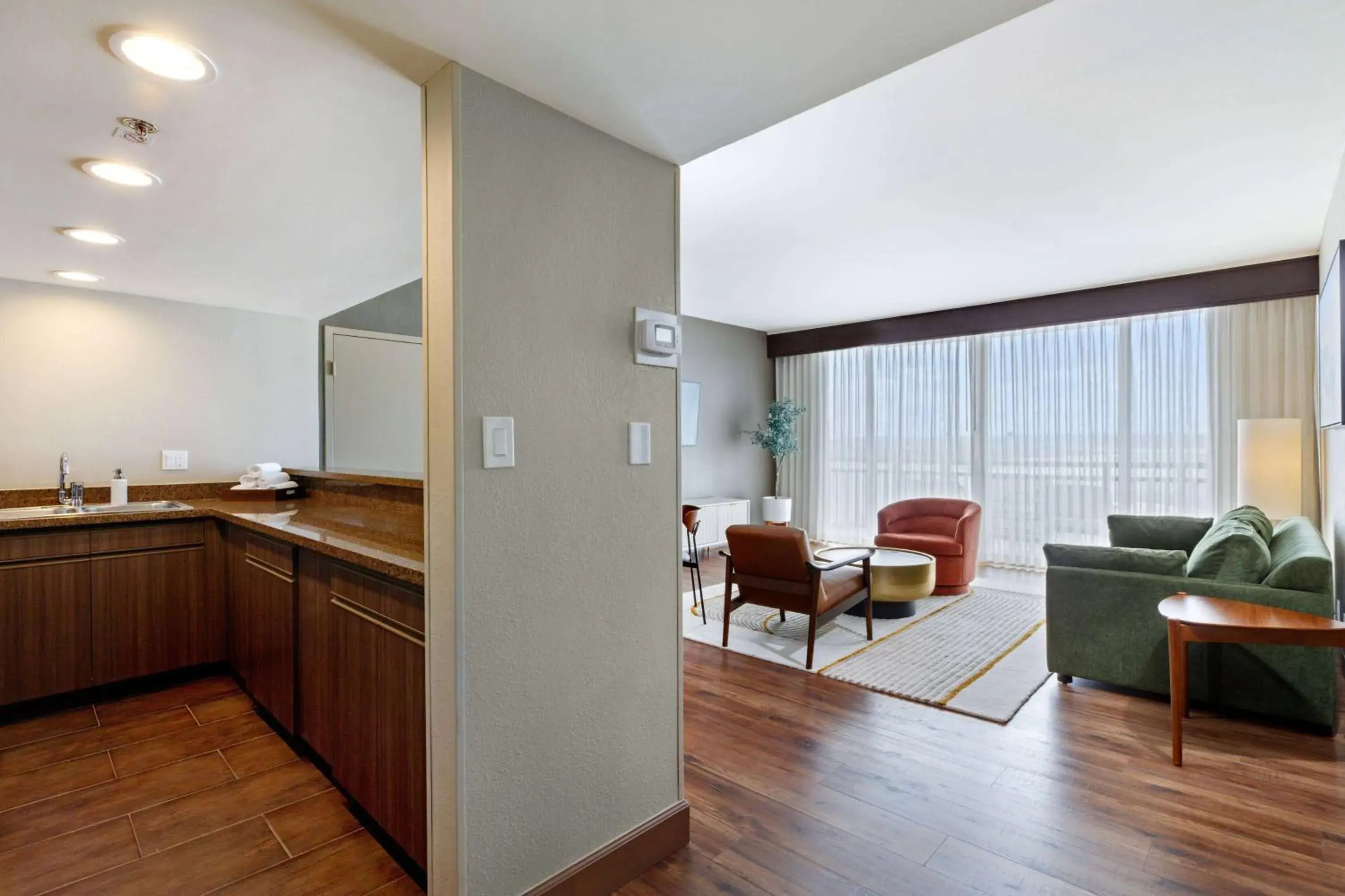 Photo of the whole room in Wyndham San Diego Bayside Photo of the whole room in Wyndham San Diego Bayside