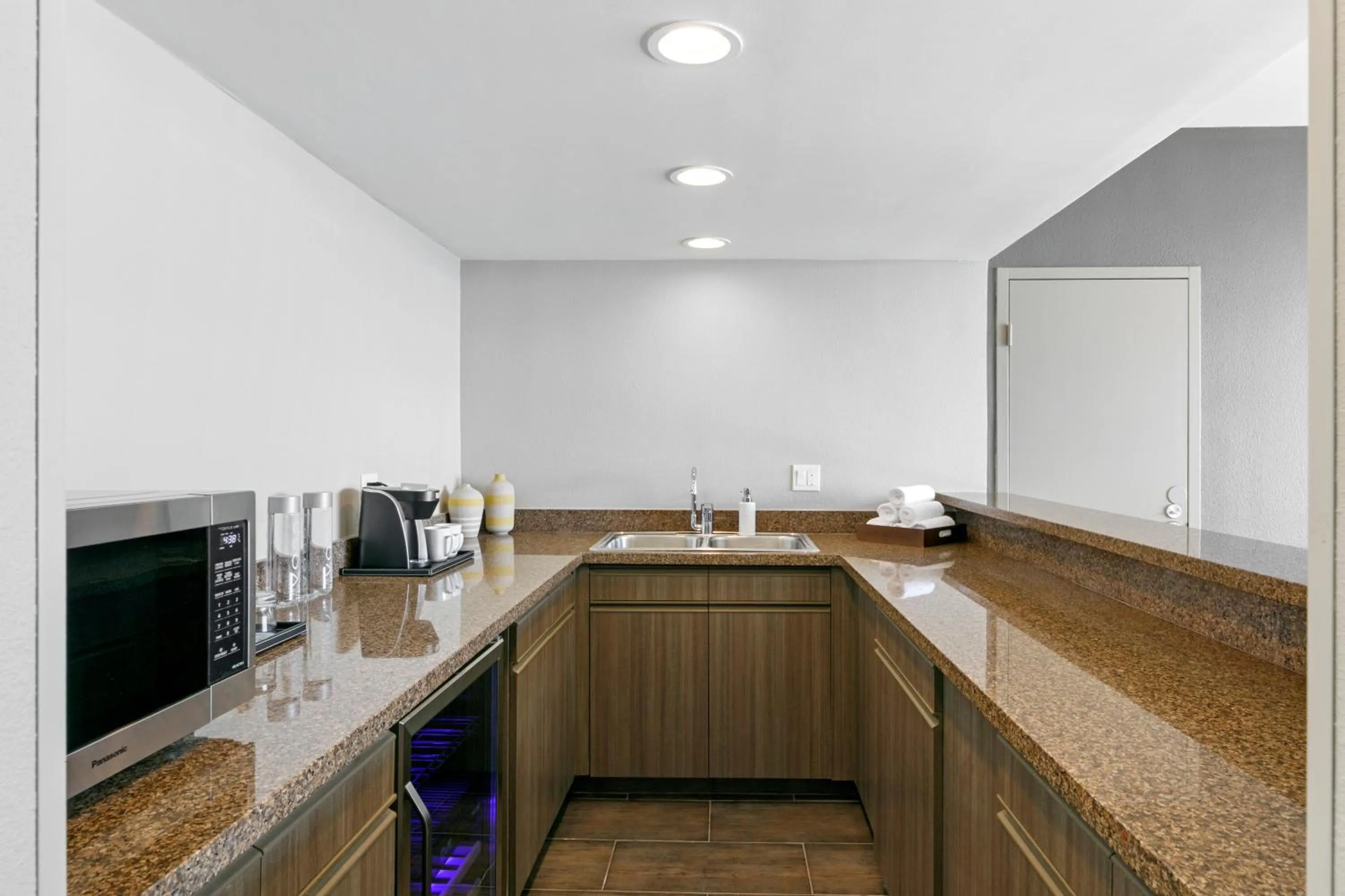 Kitchen or kitchenette in Wyndham San Diego Bayside