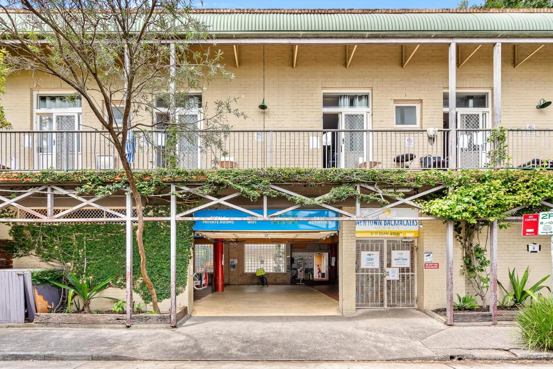 Facade/entrance in Newtown Backpackers