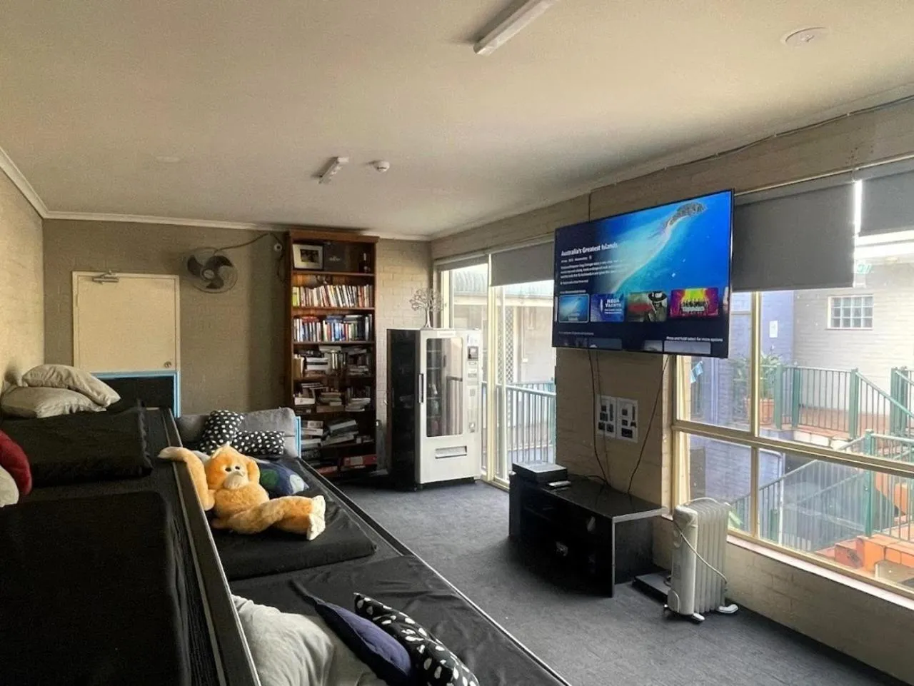 Communal lounge/ TV room in Newtown Backpackers