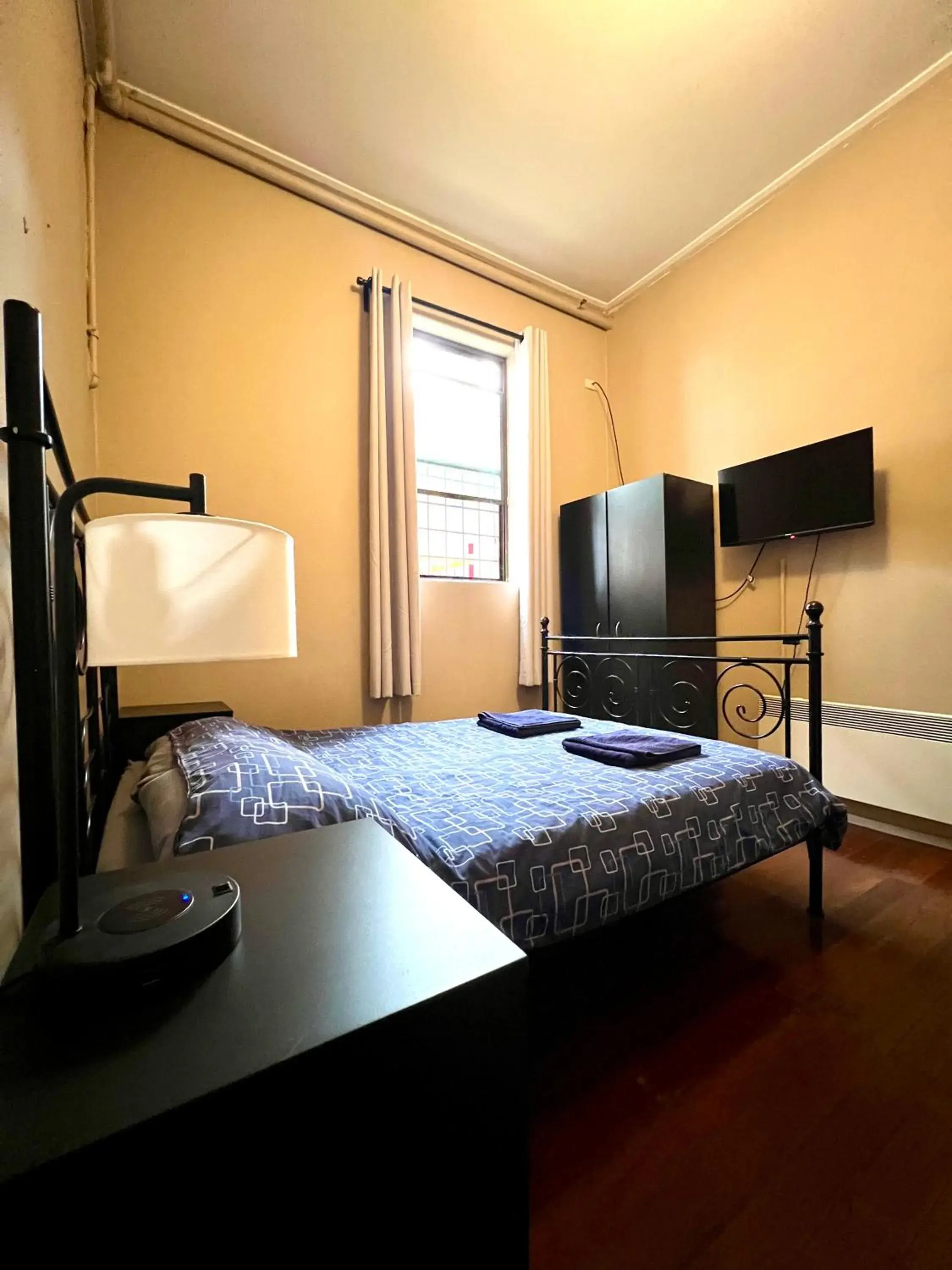 Double Room with Shared Bathroom in Newtown Backpackers Double Room with Shared Bathroom in Newtown Backpackers