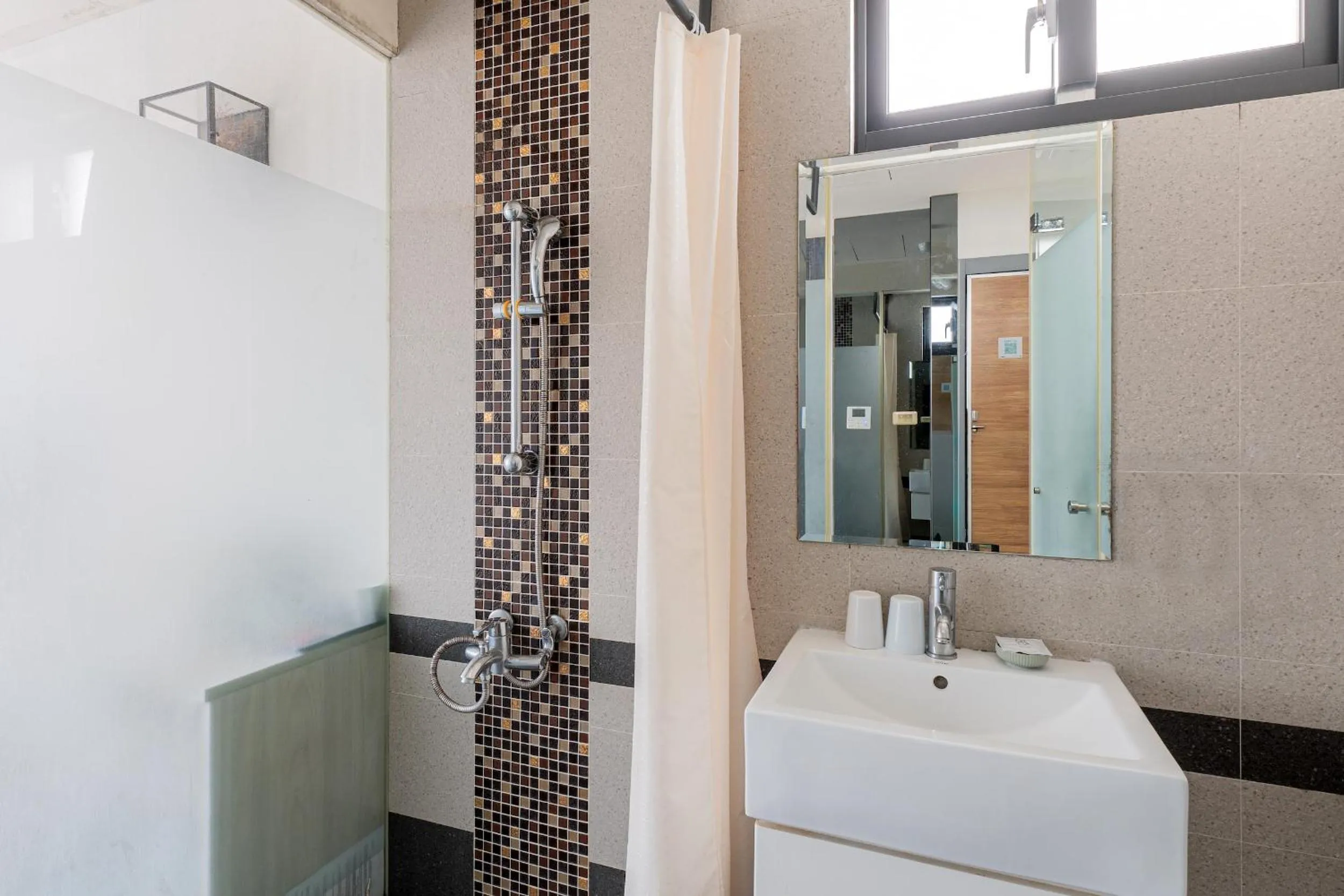 Shower in CHECK inn Express Taichung FuXing Hall 2