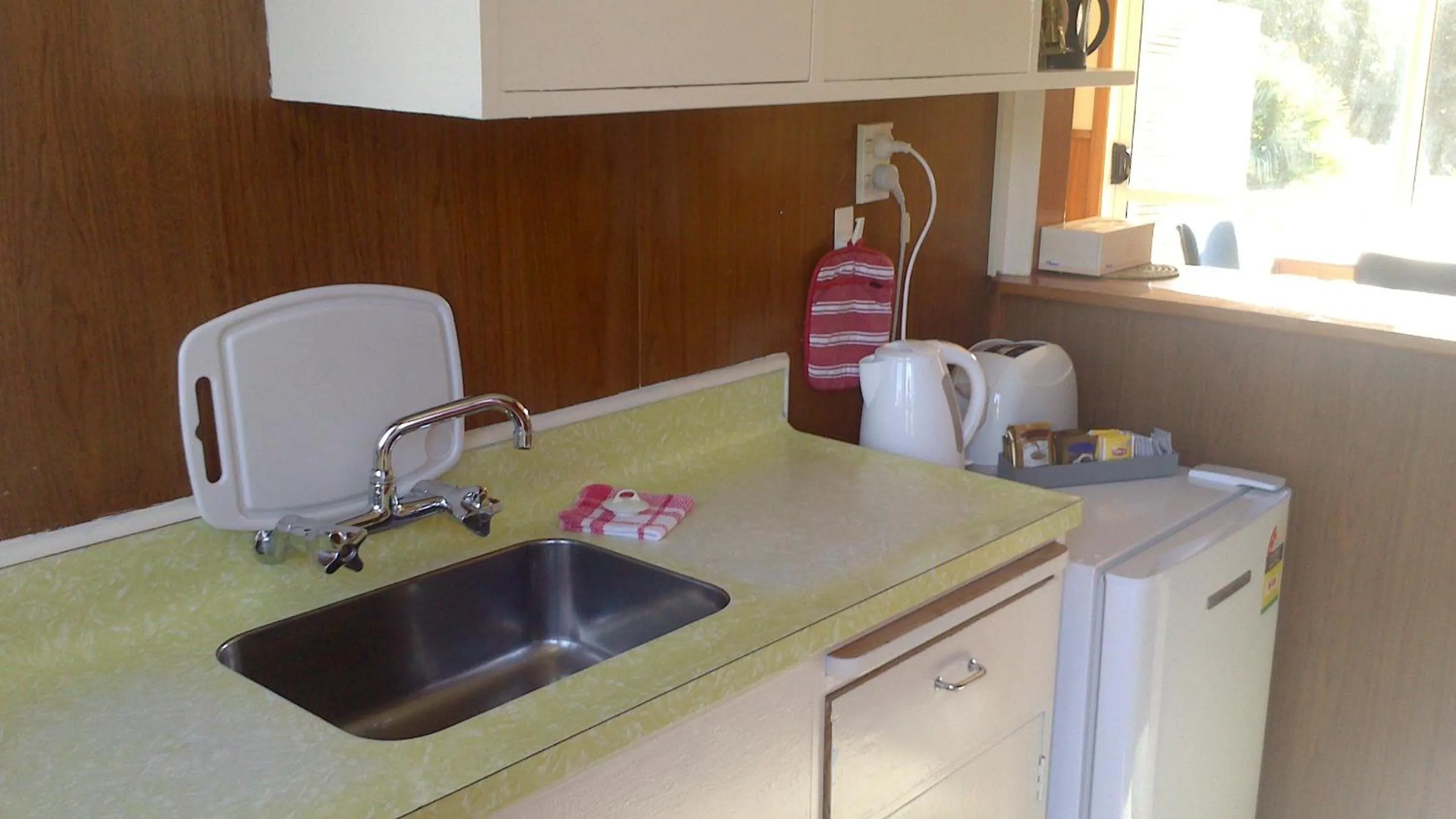 Kitchen or kitchenette in Otaki Motel
