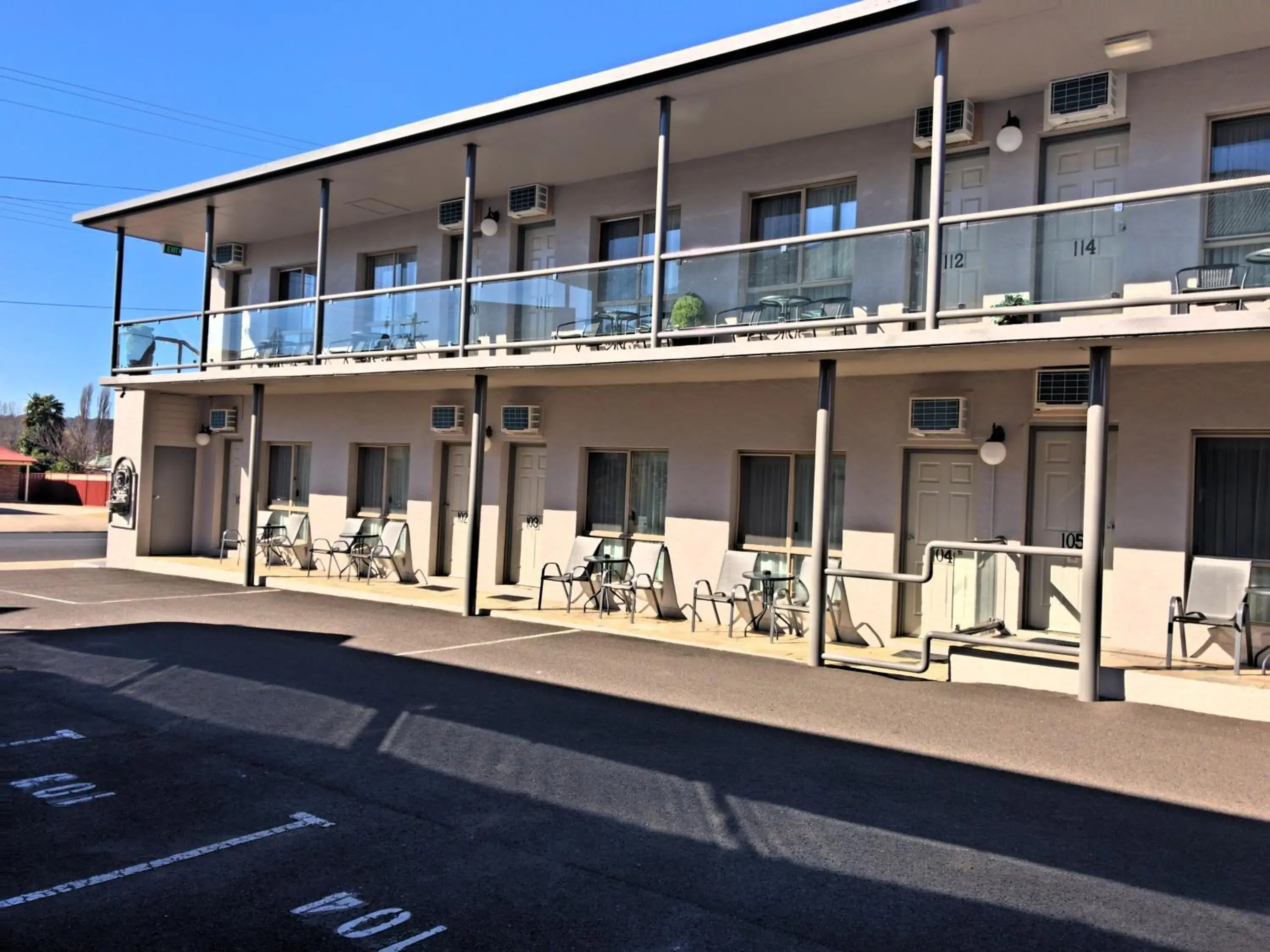 Property building in New England Motor Inn Property building in New England Motor Inn