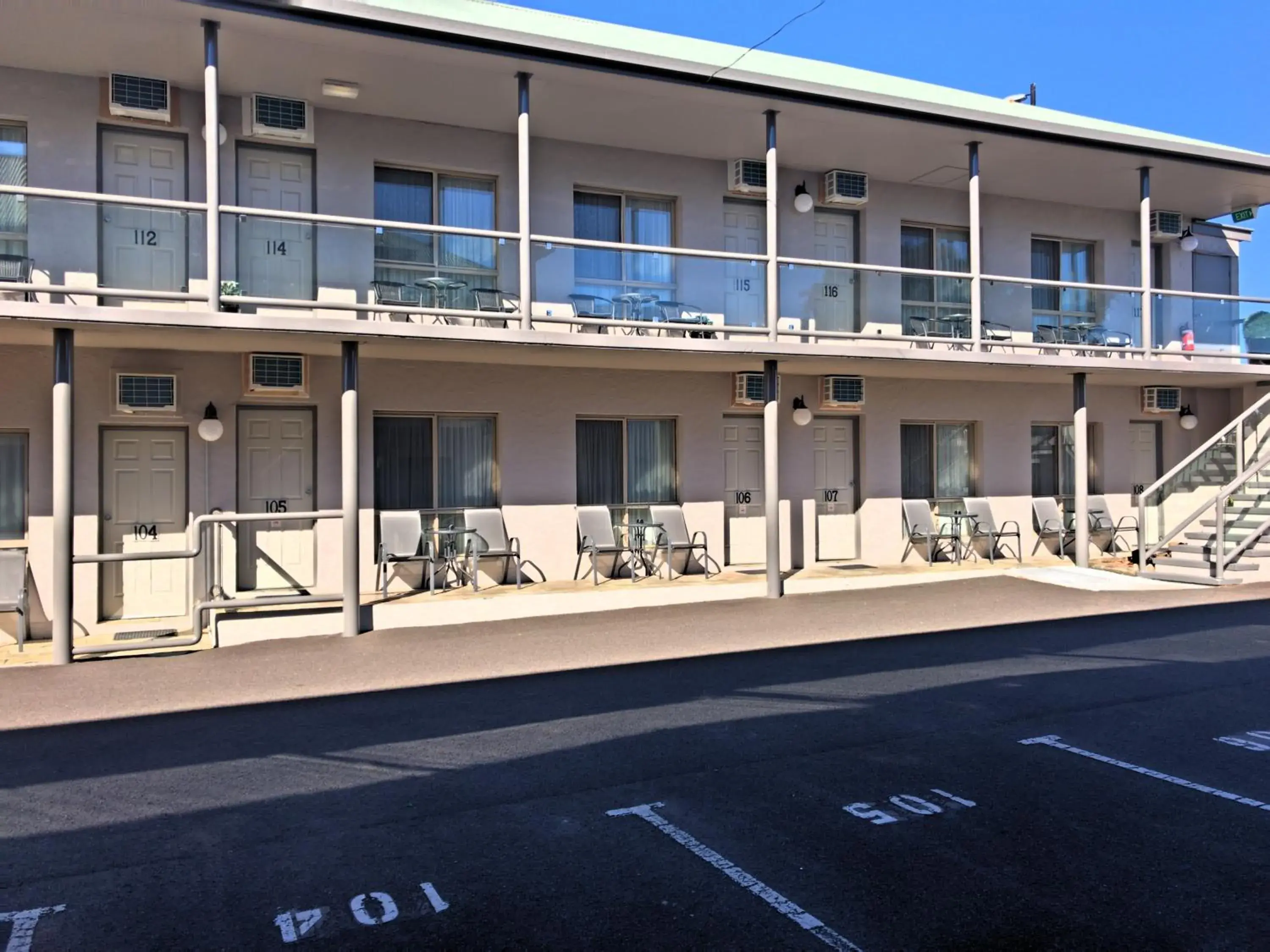 Property building in New England Motor Inn Property building in New England Motor Inn