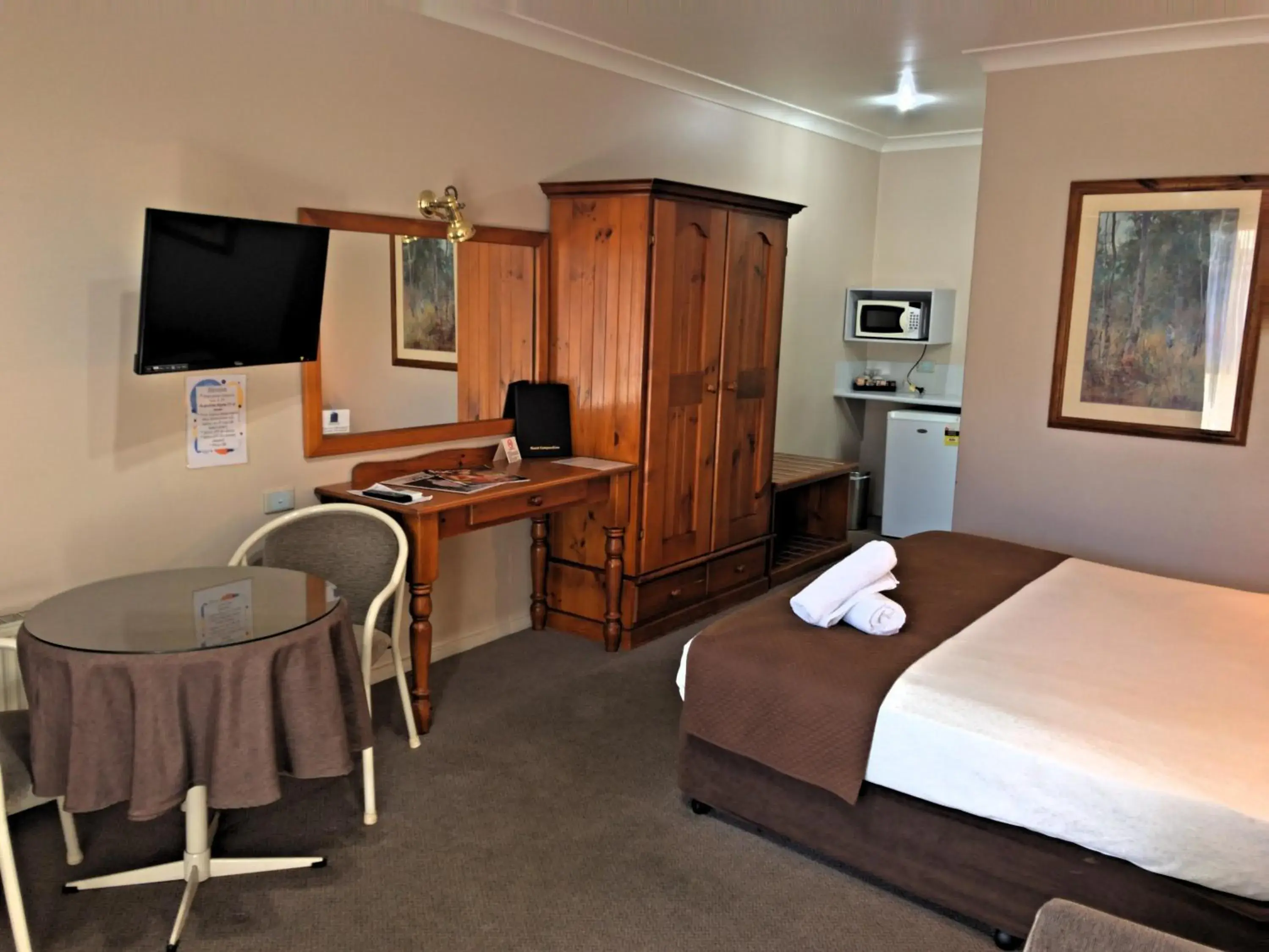 Bed in New England Motor Inn Bed in New England Motor Inn