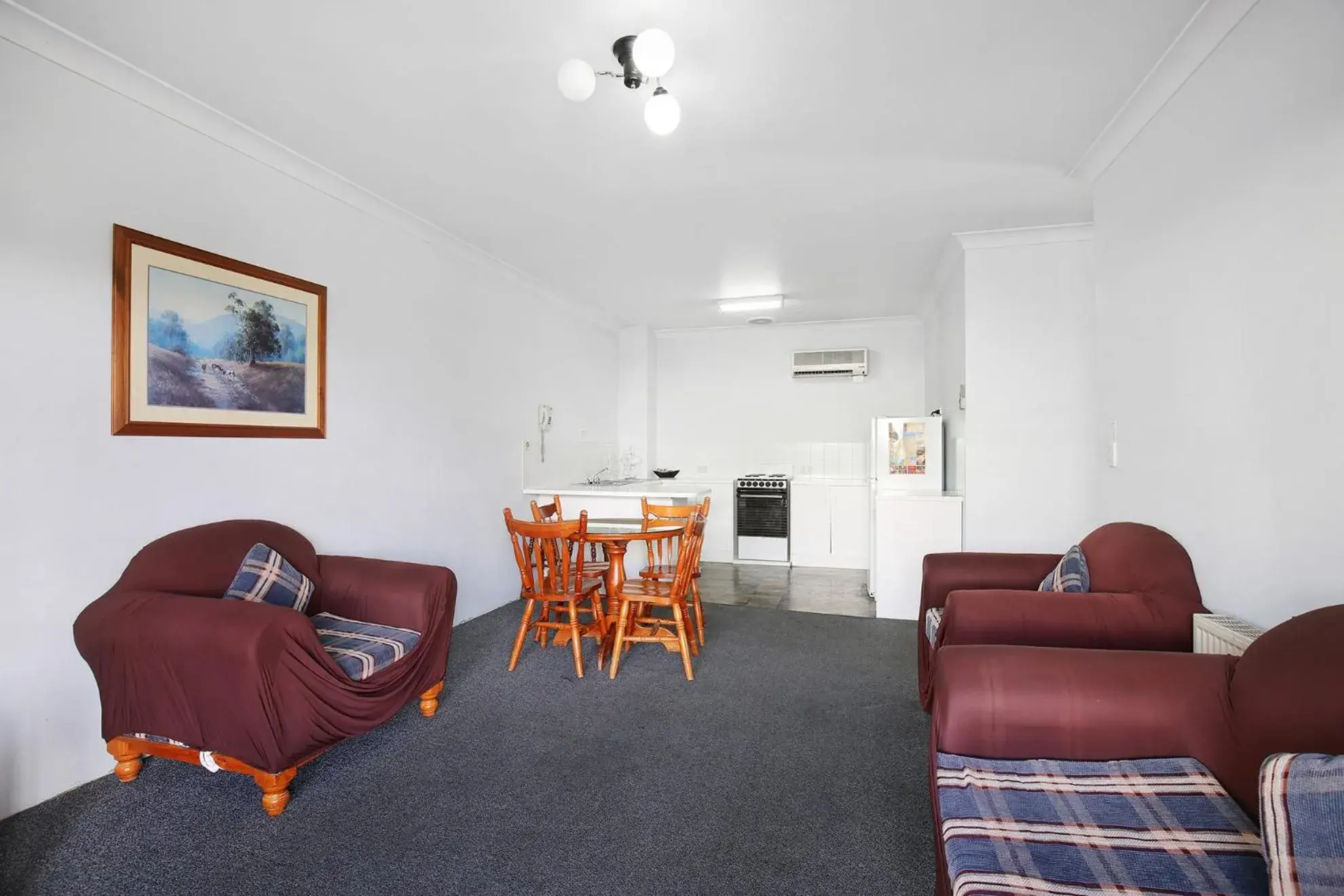 Three-Bedroom Apartment in New England Motor Inn Three-Bedroom Apartment in New England Motor Inn