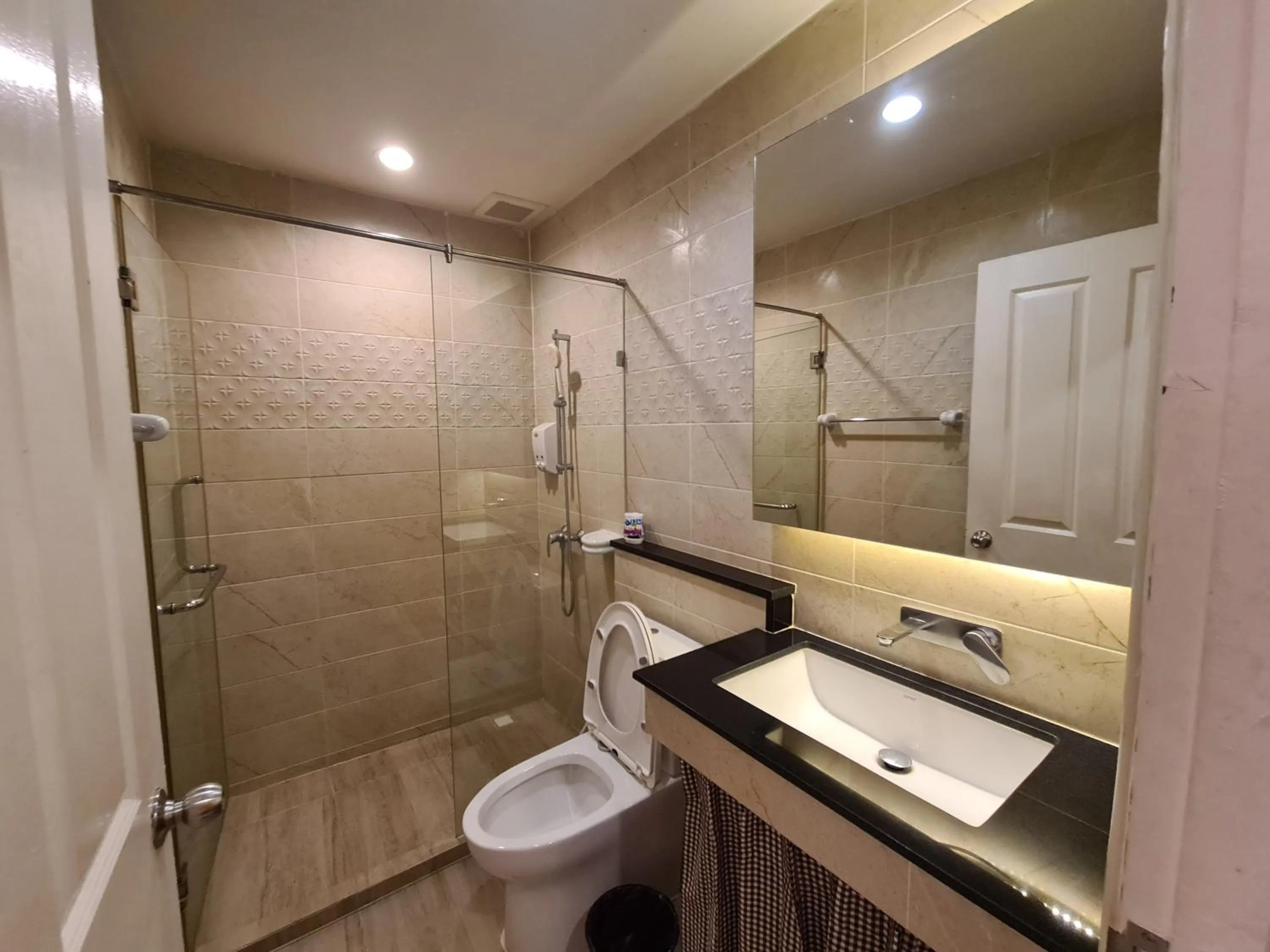 Toilet in Vanilla Summer Inn