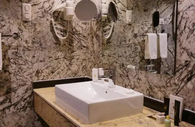 LYNATEL PALACE LYNATEL PALACE