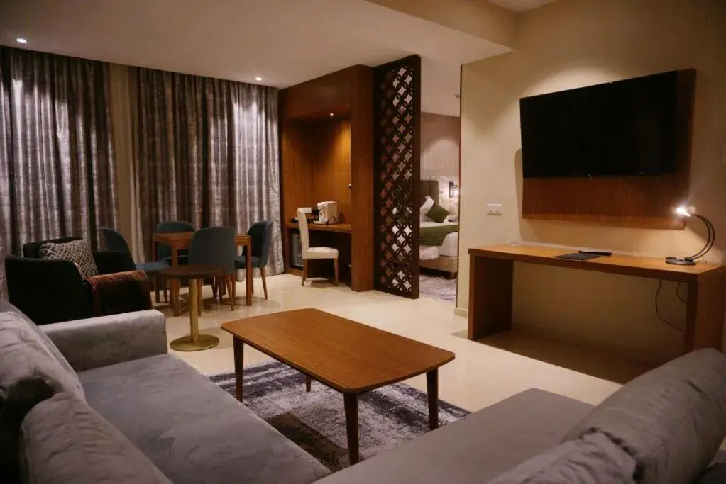 LYNATEL PALACE LYNATEL PALACE