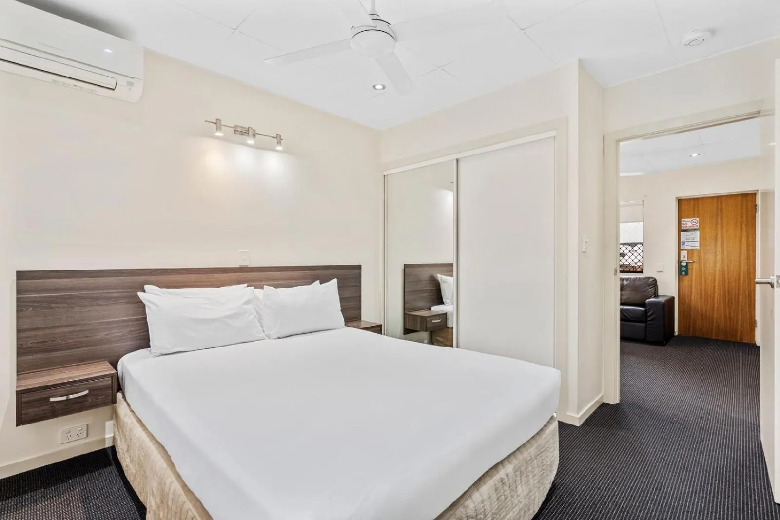 Bed in Quality Hotel Robertson Gardens