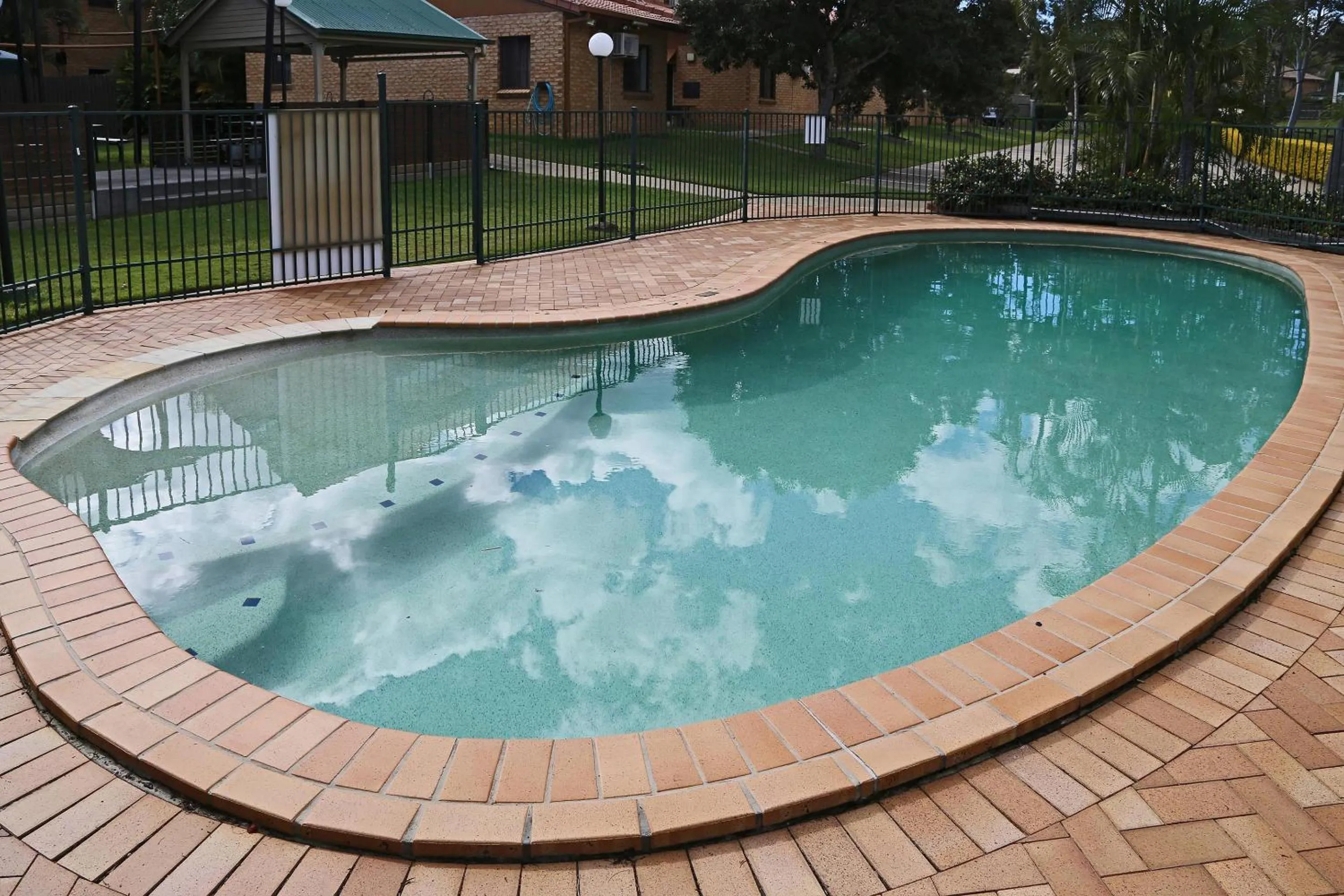 Swimming pool in Quality Hotel Robertson Gardens