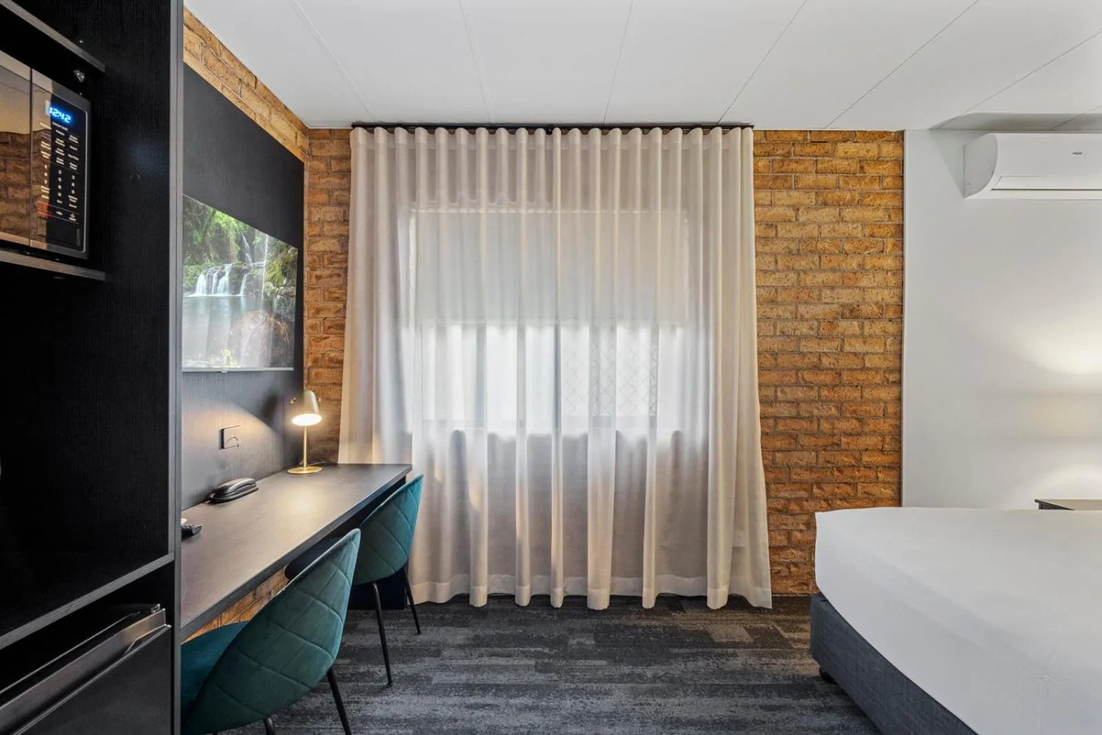 Bed in Quality Hotel Robertson Gardens