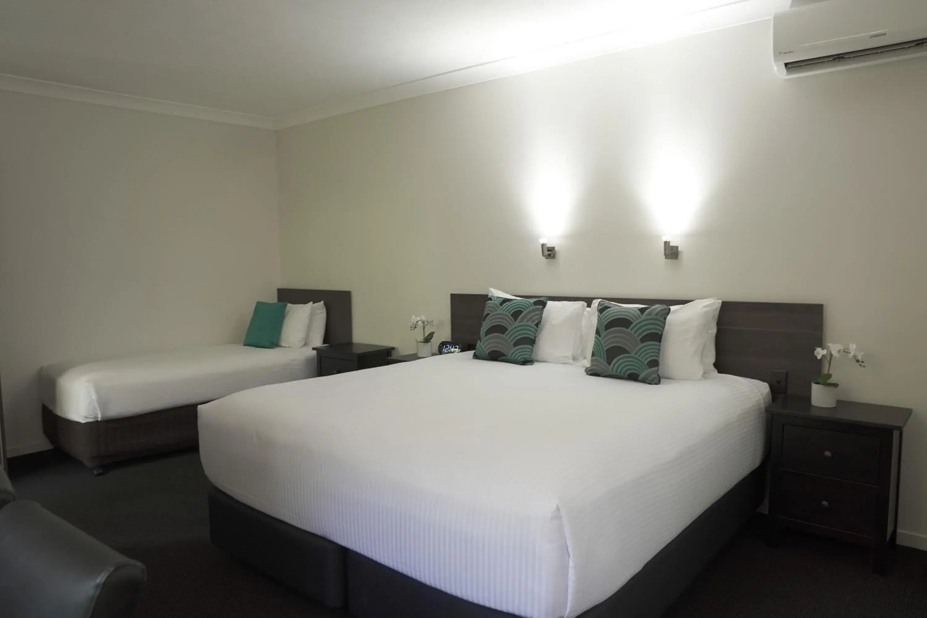 Photo of the whole room, Bed in Quality Hotel Robertson Gardens