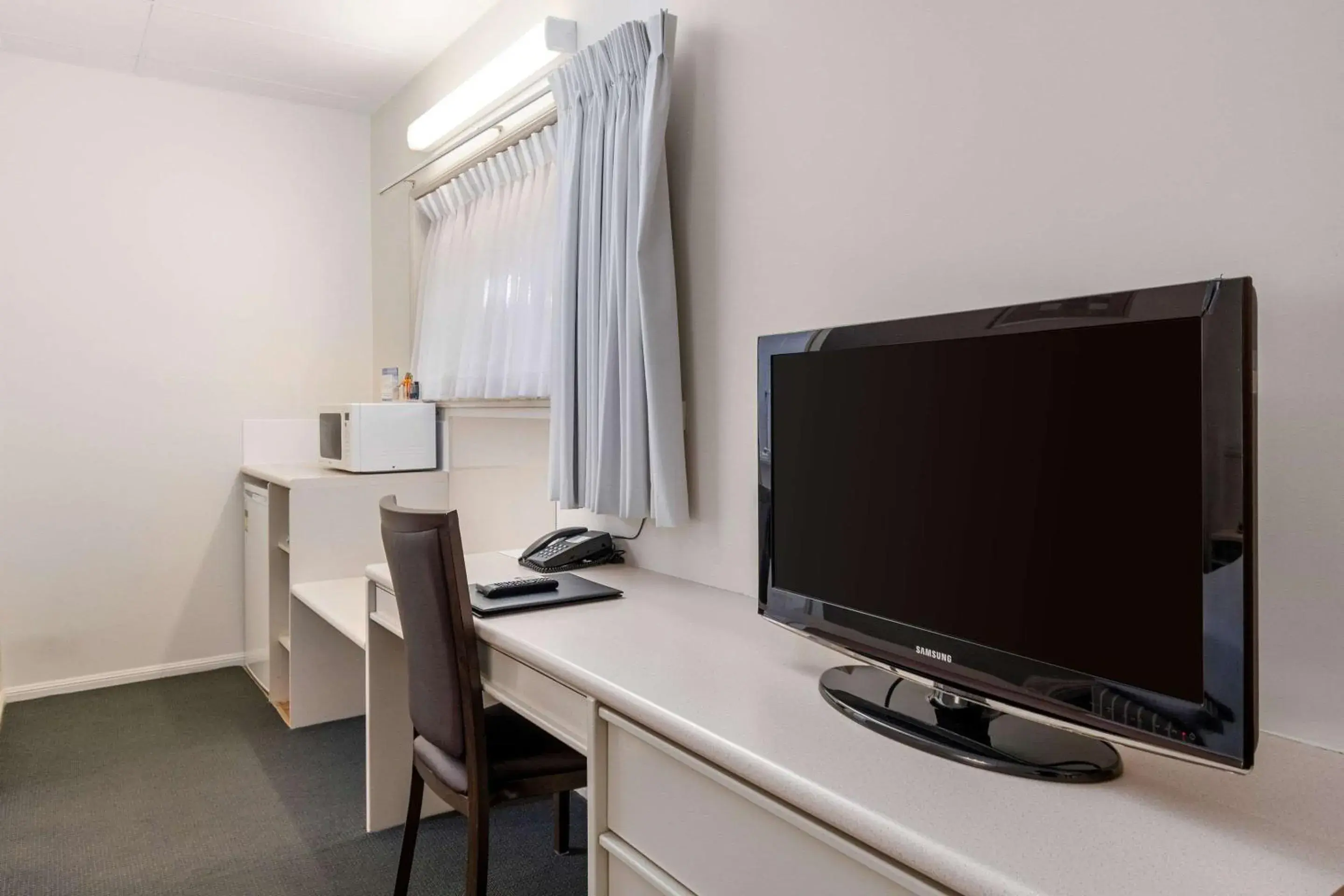 Bedroom, TV/Entertainment Center in Quality Hotel Robertson Gardens