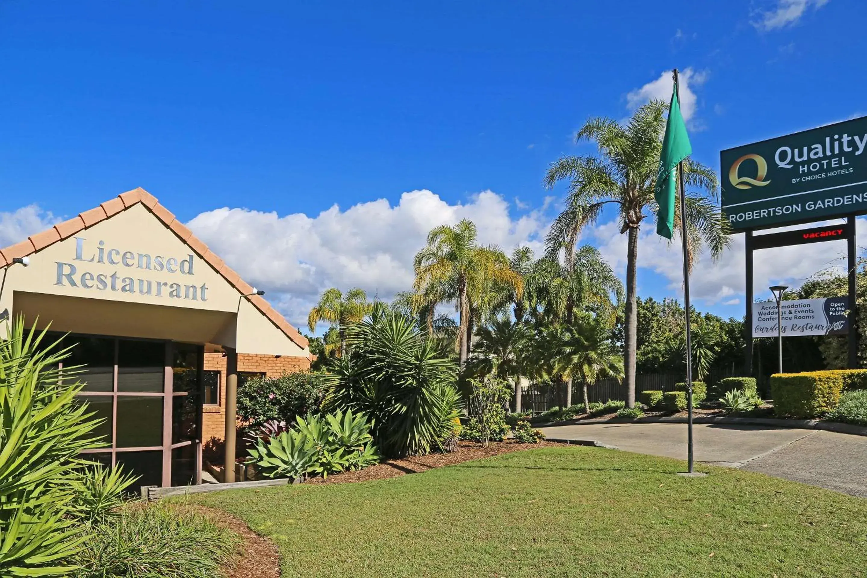 Property Building in Quality Hotel Robertson Gardens