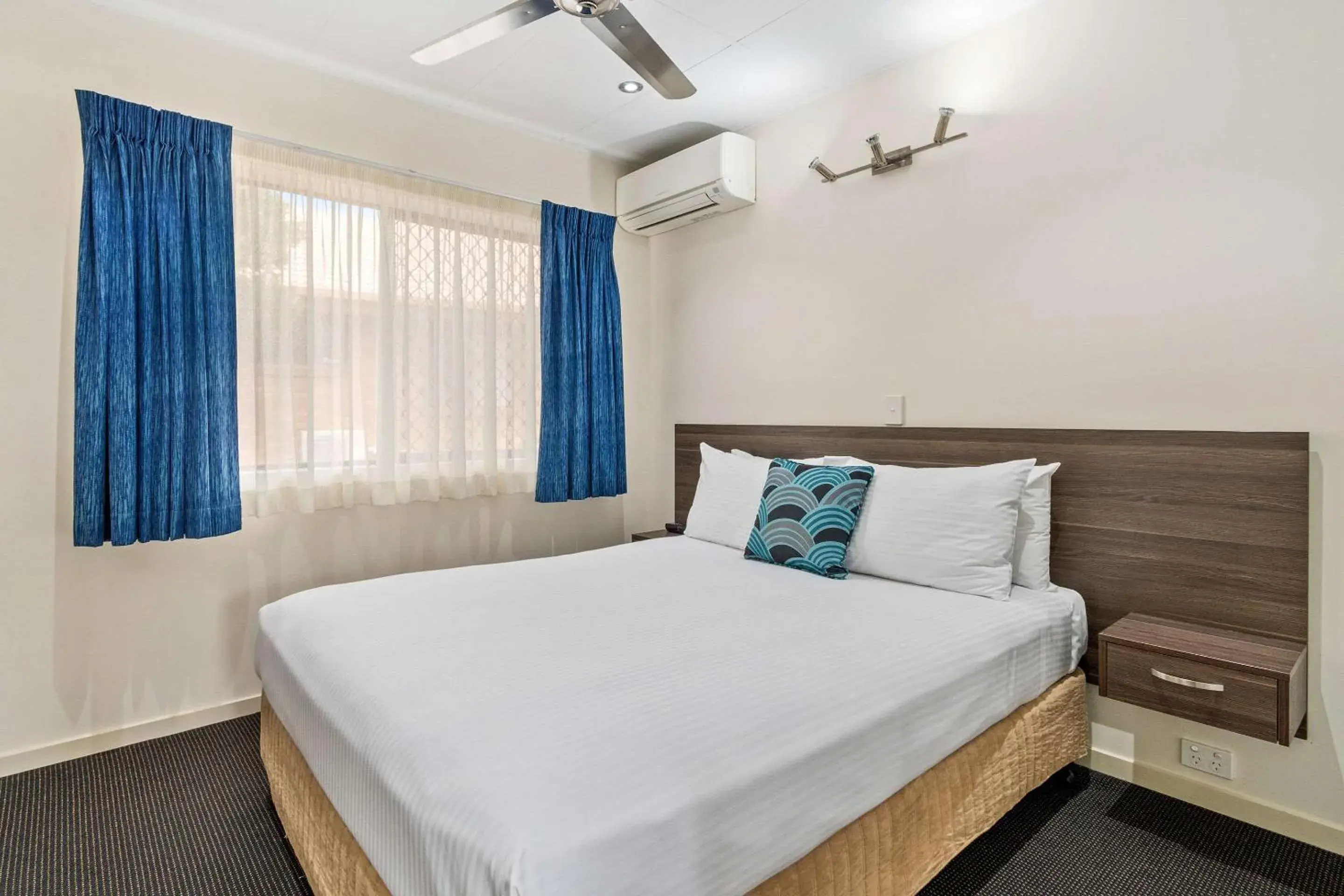 Bedroom in Quality Hotel Robertson Gardens