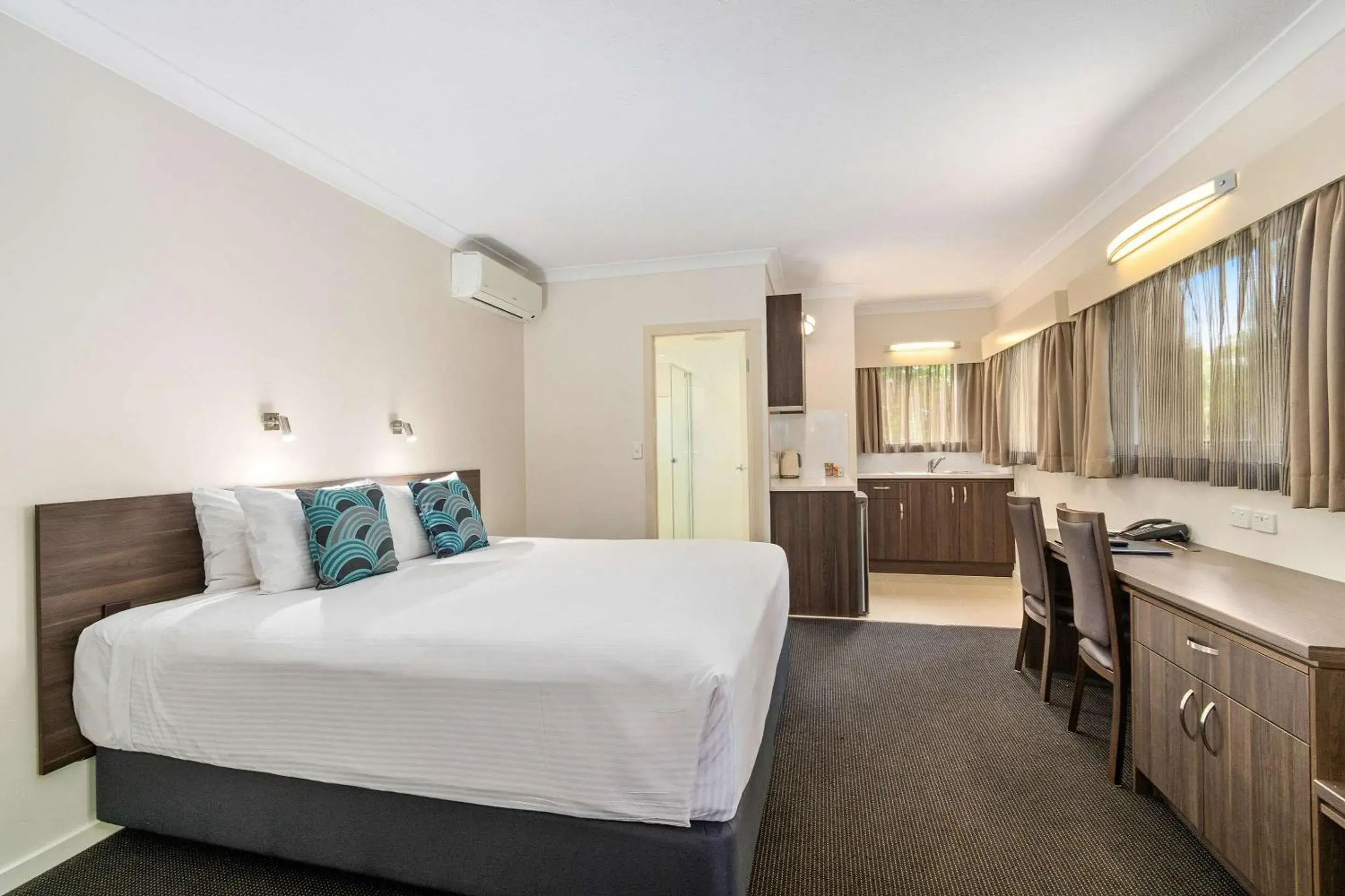 Bedroom in Quality Hotel Robertson Gardens