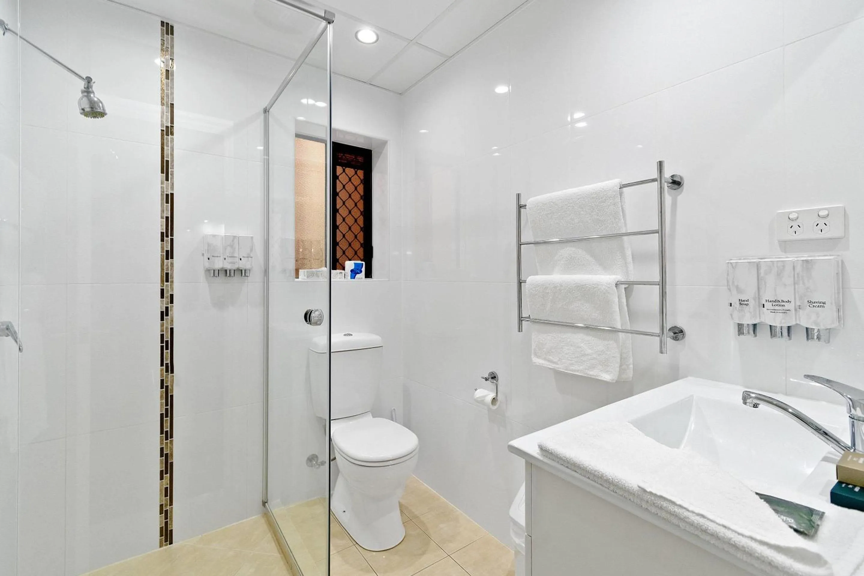 Bathroom in Quality Hotel Robertson Gardens