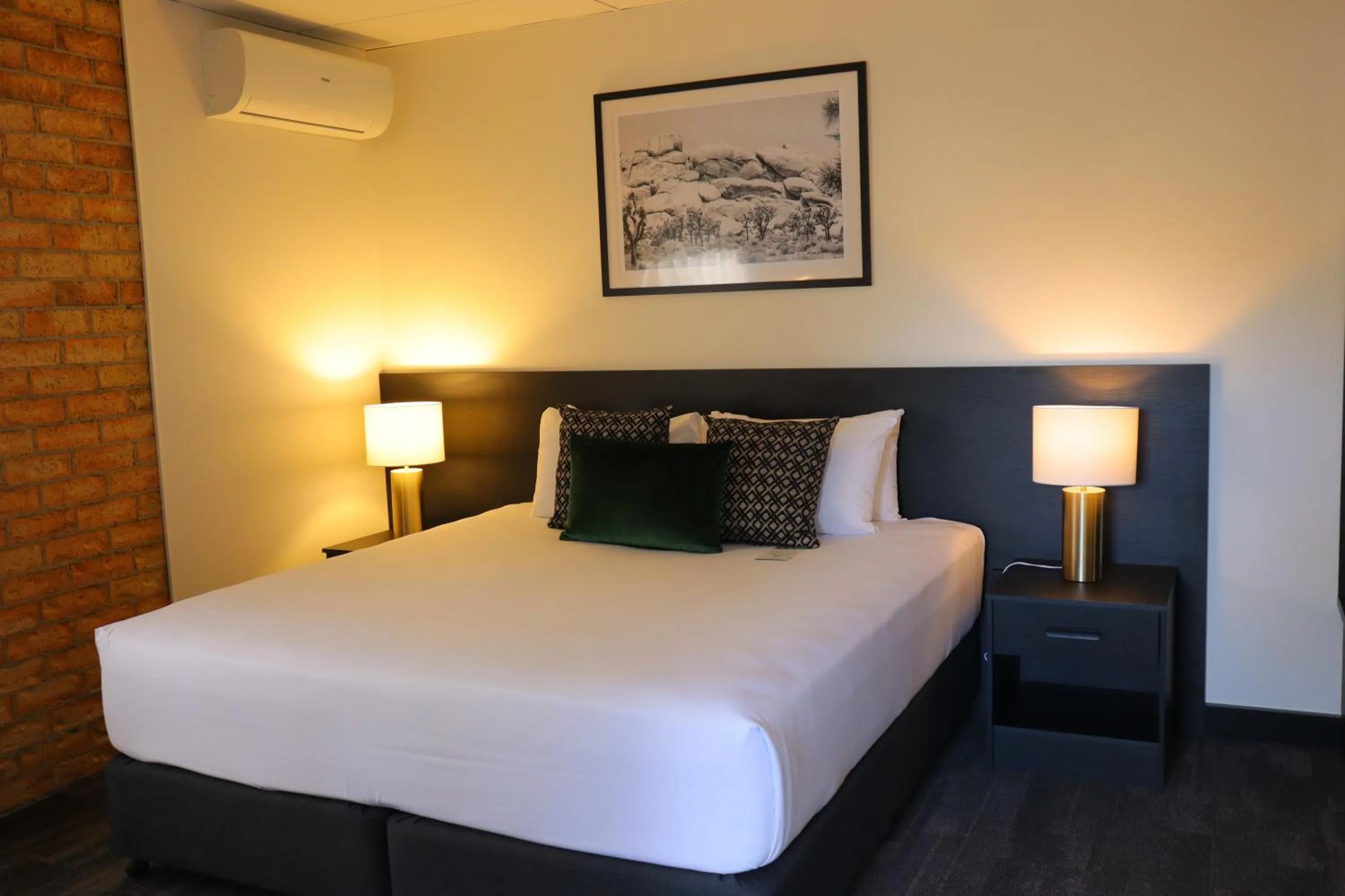 Bed in Quality Hotel Robertson Gardens