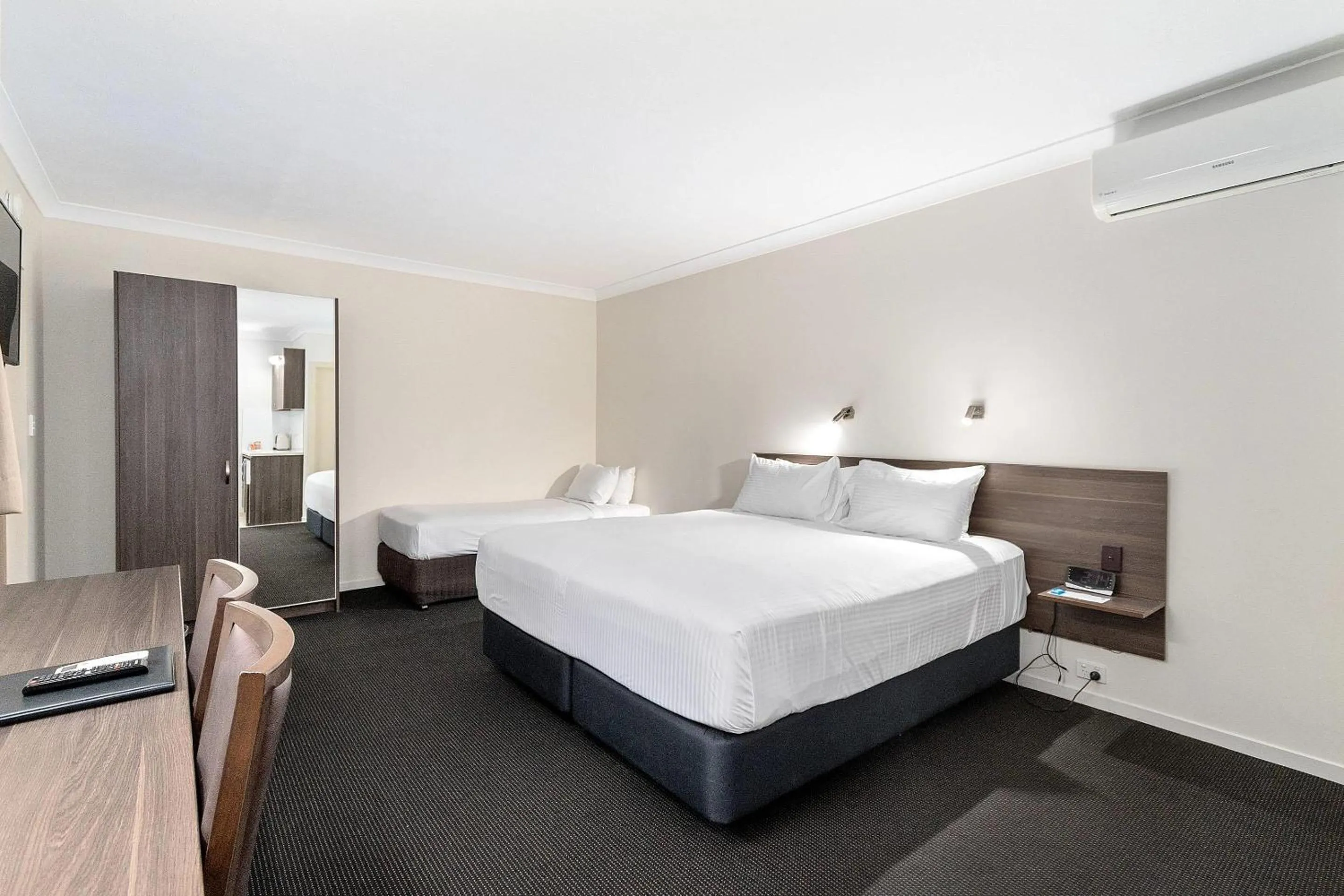 Bedroom, Bed in Quality Hotel Robertson Gardens