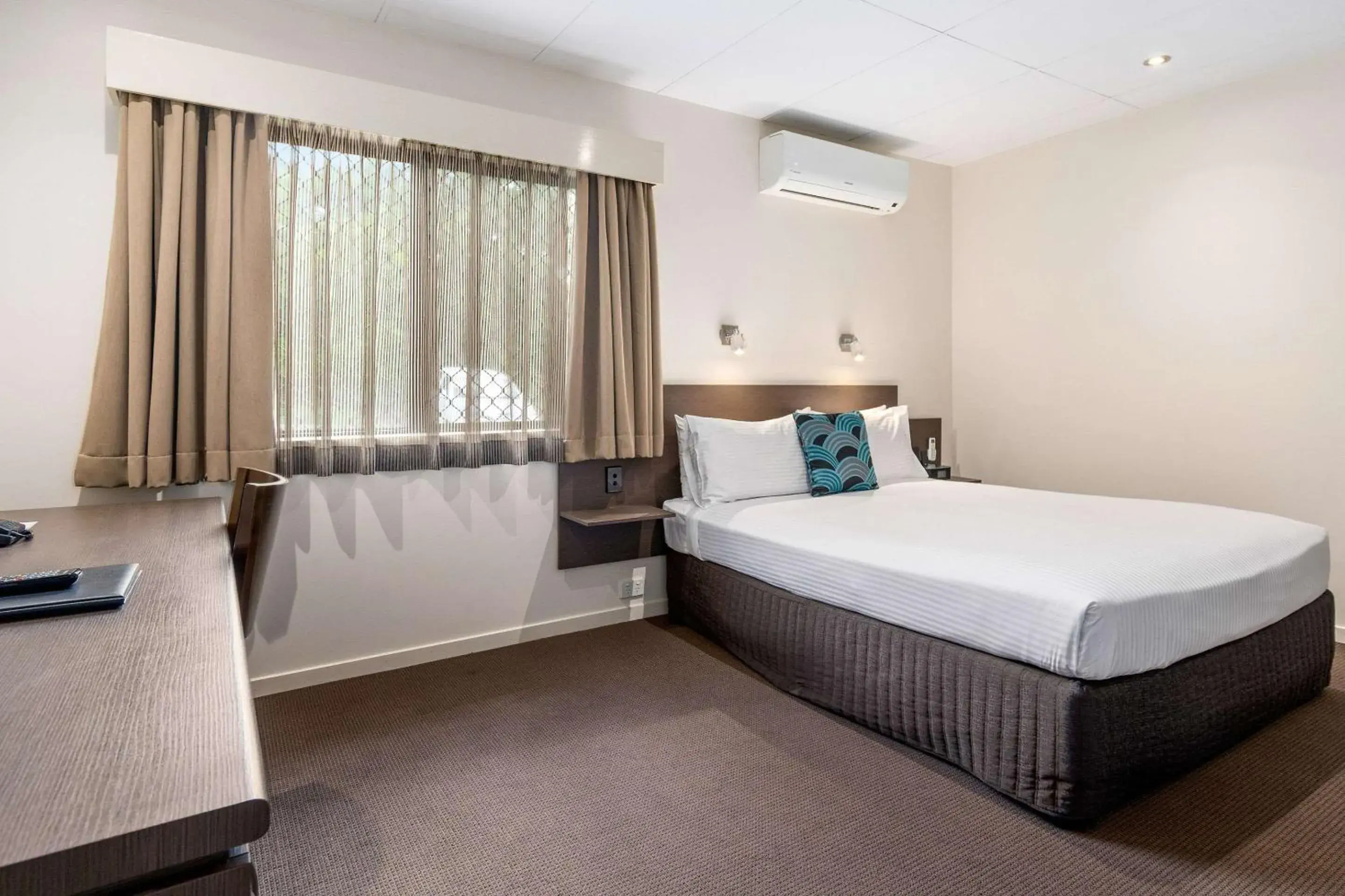 Photo of the whole room, Bed in Quality Hotel Robertson Gardens