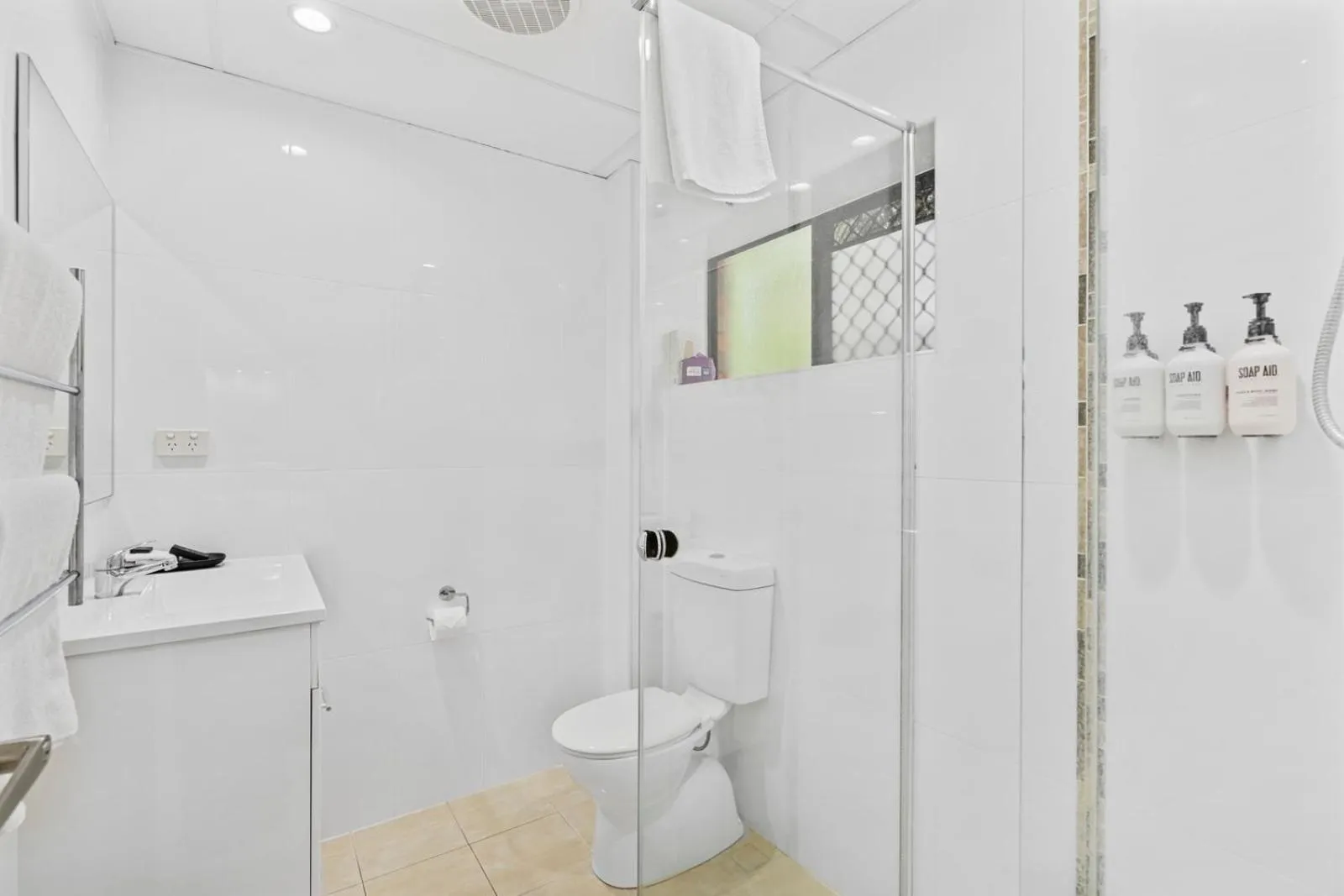 Bathroom in Quality Hotel Robertson Gardens