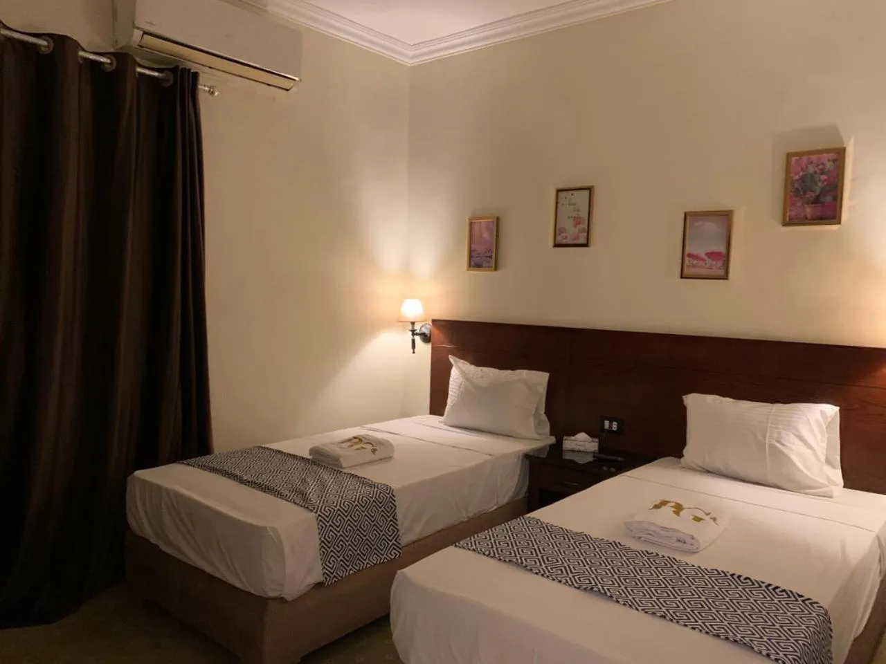 Bedroom, Bed in Montana Hotel