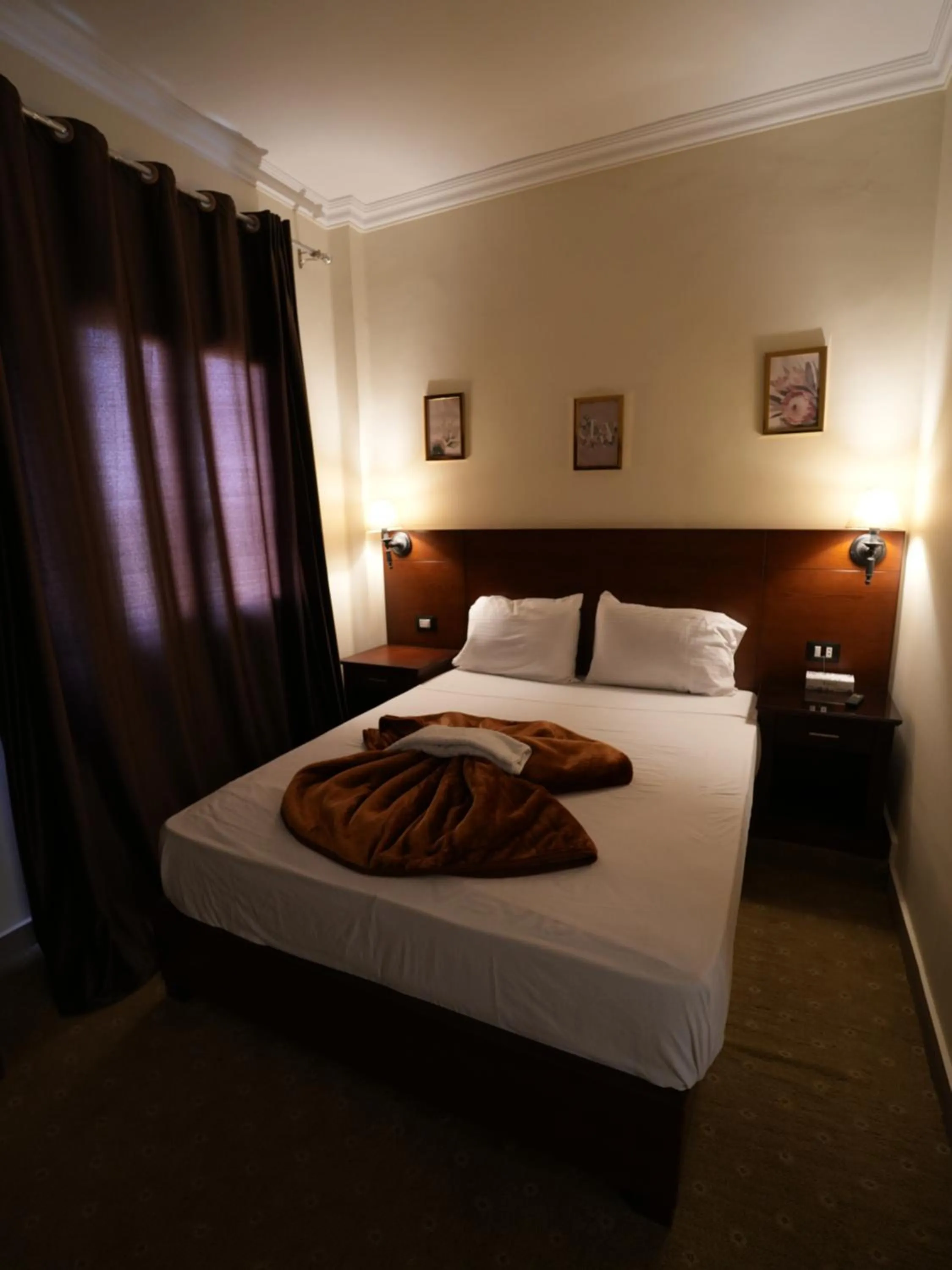 Bedroom, Bed in Montana Hotel