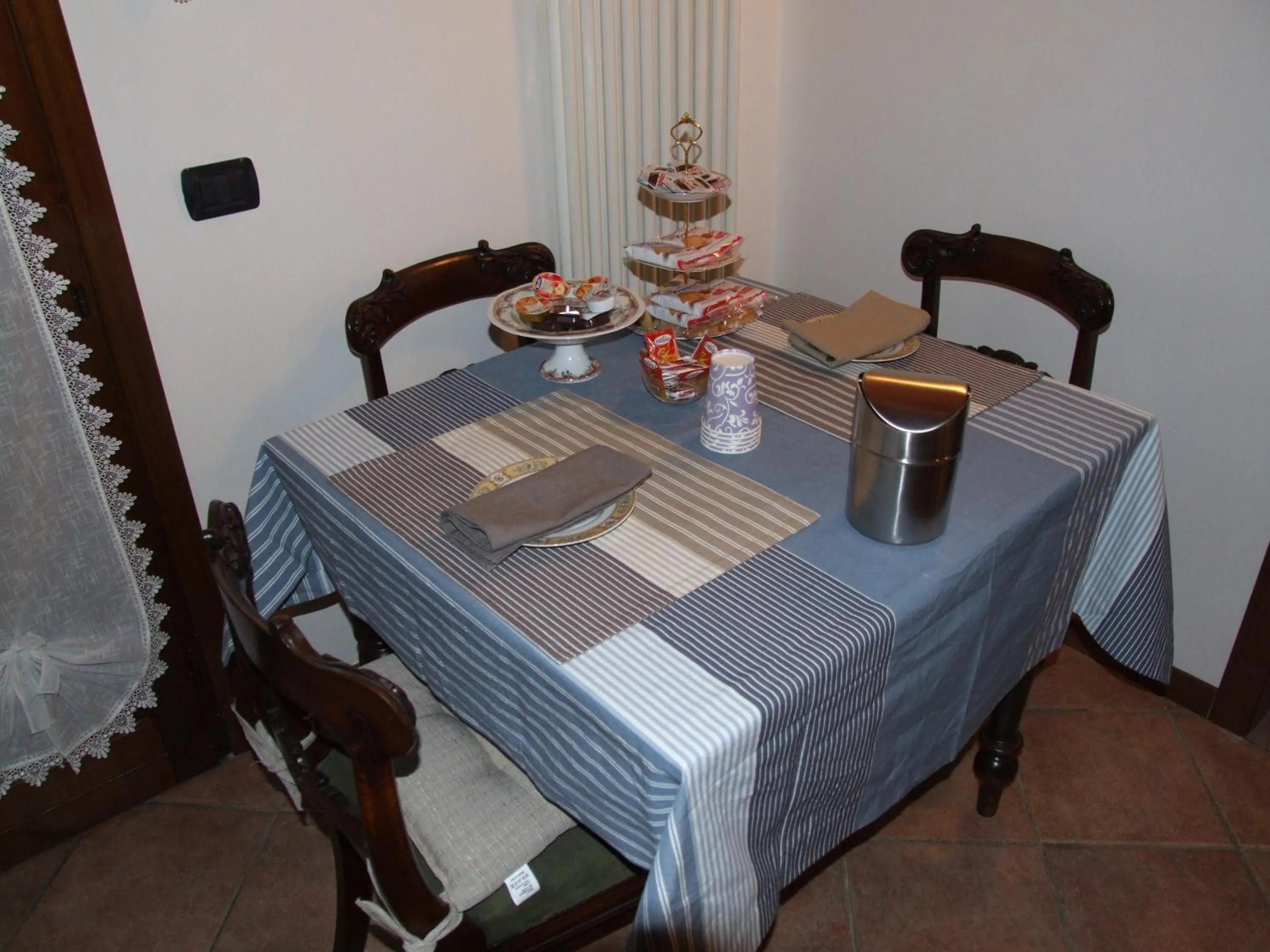 Dining area in B&B Simona